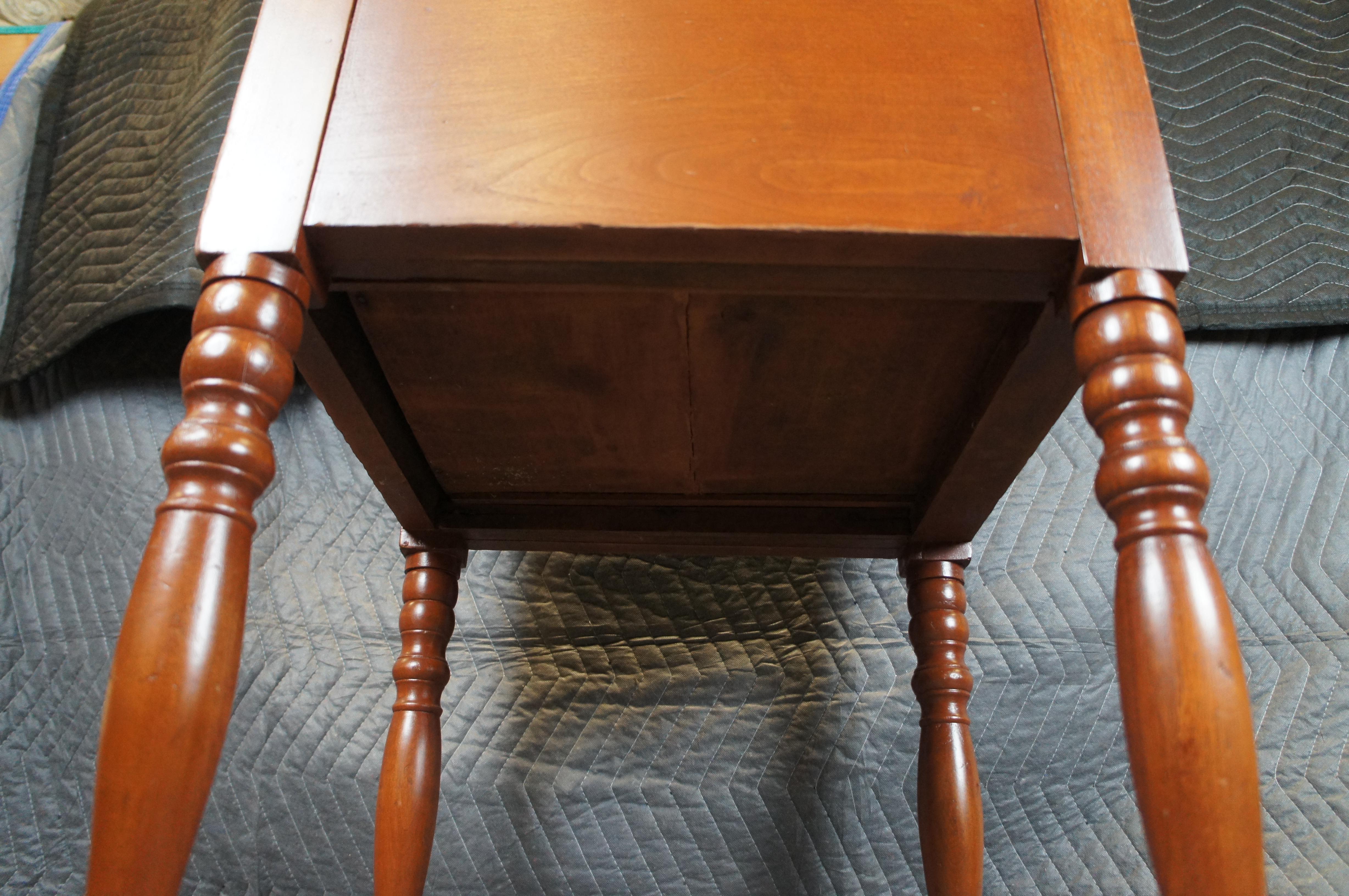 Ancienne table d'appoint en cerisier primitif du 19ème siècle, table de nuit 29