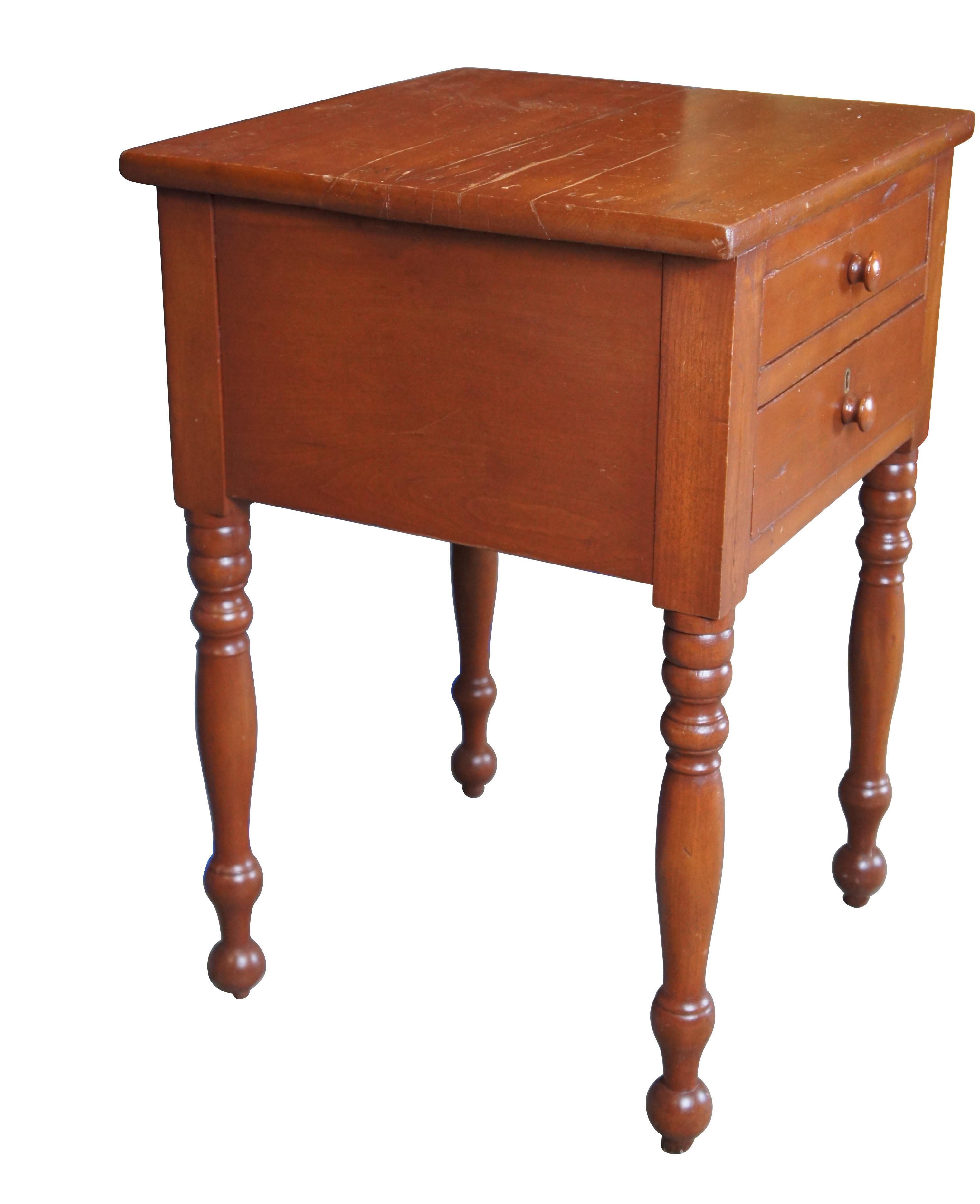 Table d'appoint ancienne Early American du 19ème siècle.  Fabriquée en cerisier, elle présente une forme rectangulaire avec deux tiroirs à queue d'aronde sur de longs pieds tournés.

Dimensions :
19