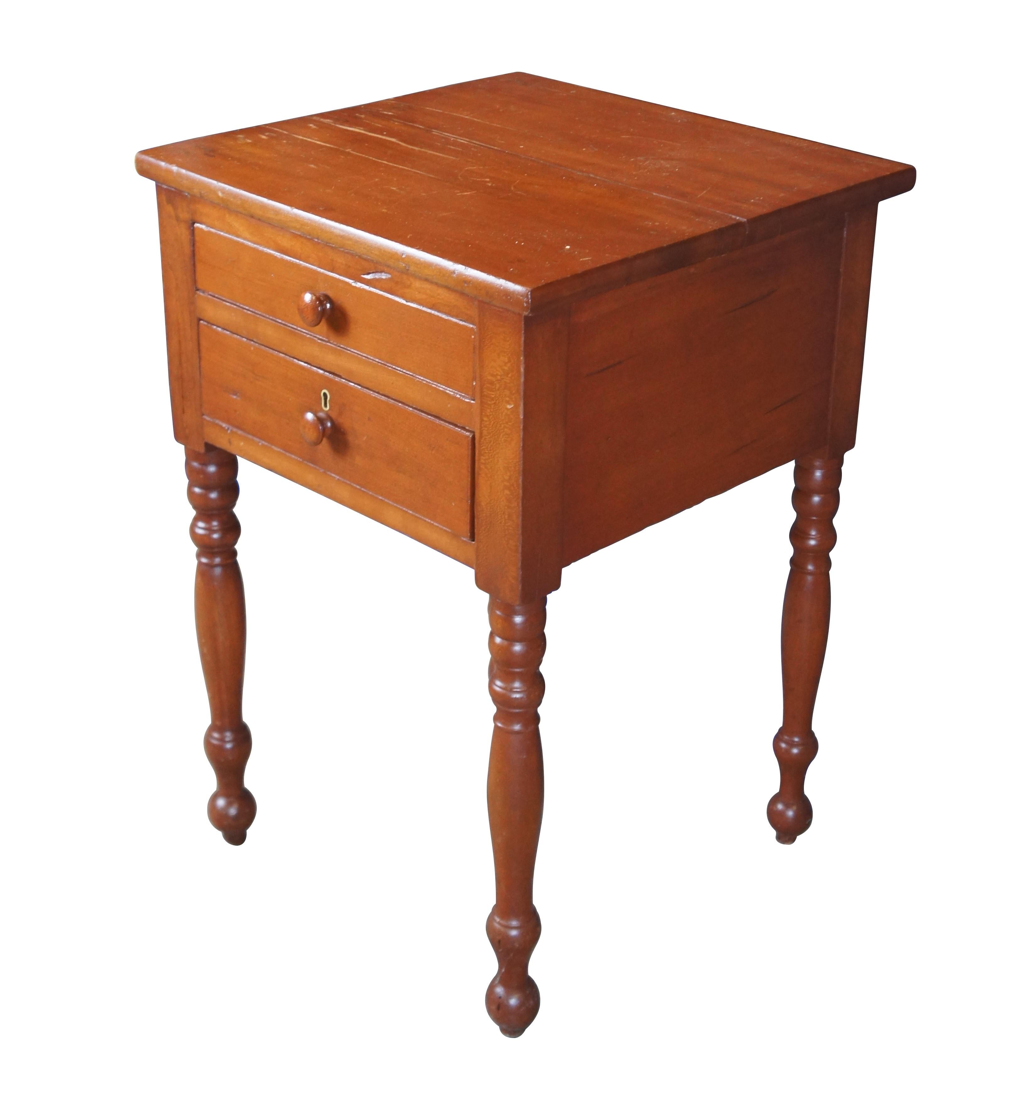 Colonial américain Ancienne table d'appoint en cerisier primitif du 19ème siècle, table de nuit 29