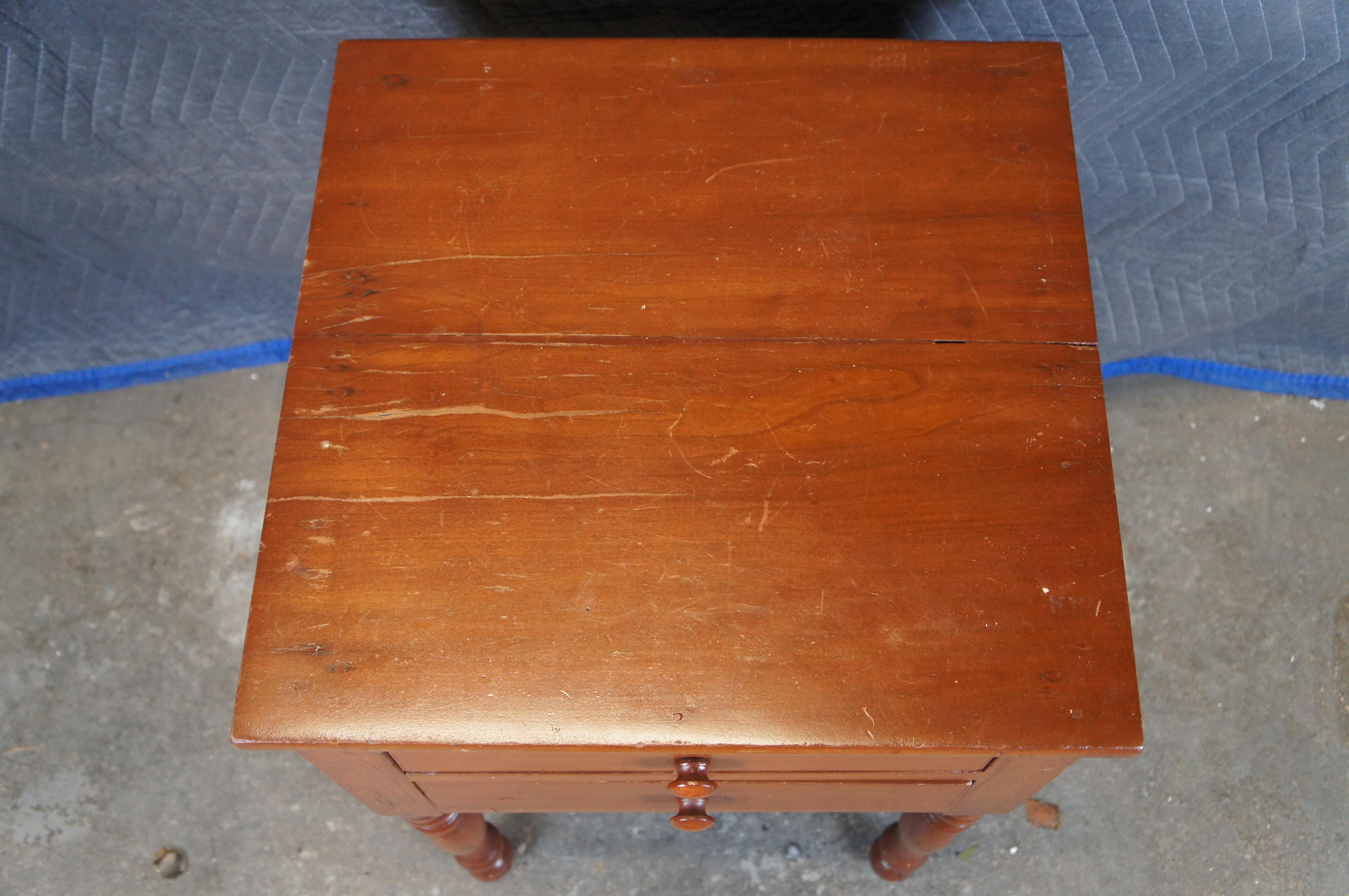 Ancienne table d'appoint en cerisier primitif du 19ème siècle, table de nuit 29