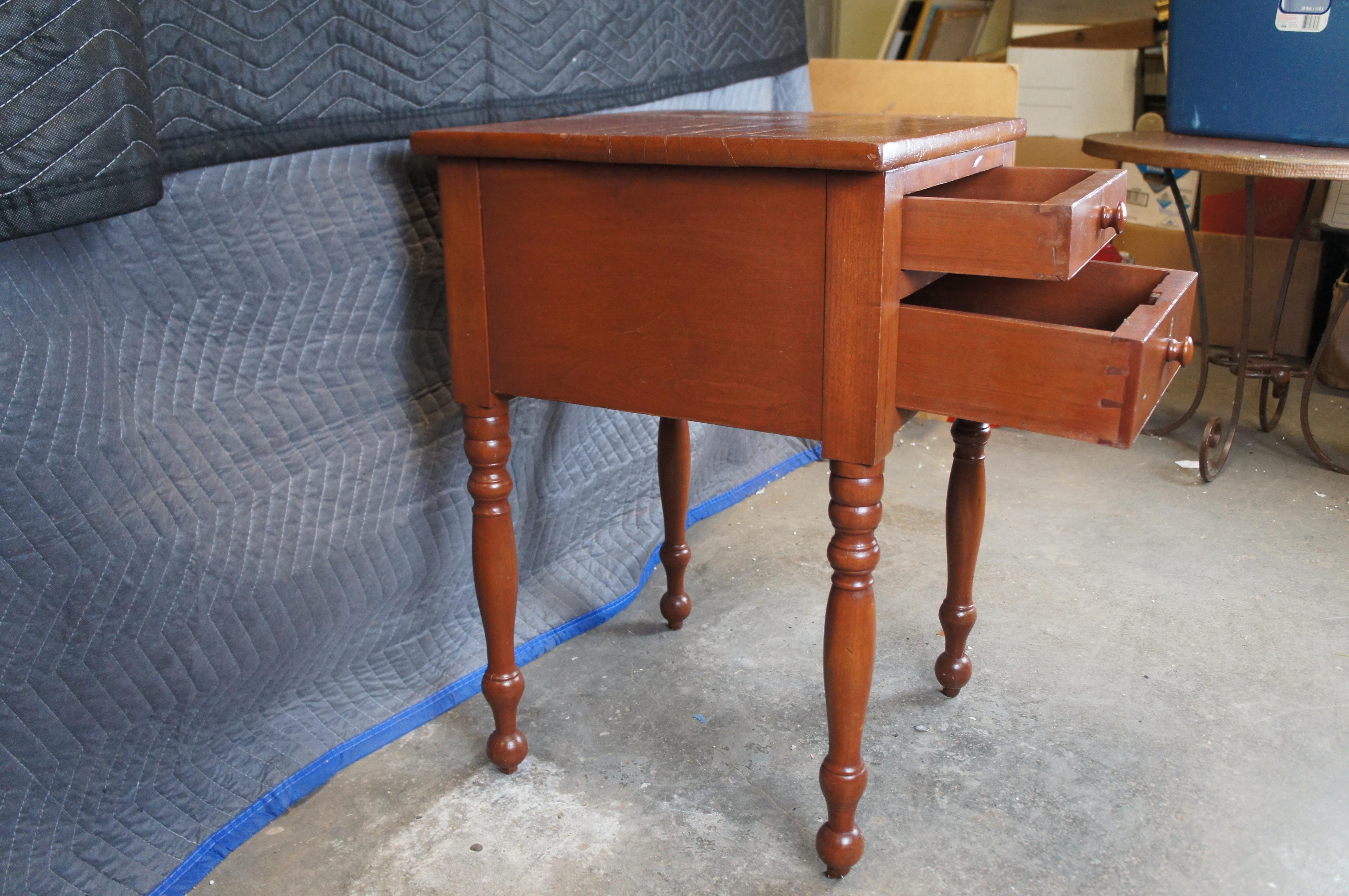 XIXe siècle Ancienne table d'appoint en cerisier primitif du 19ème siècle, table de nuit 29
