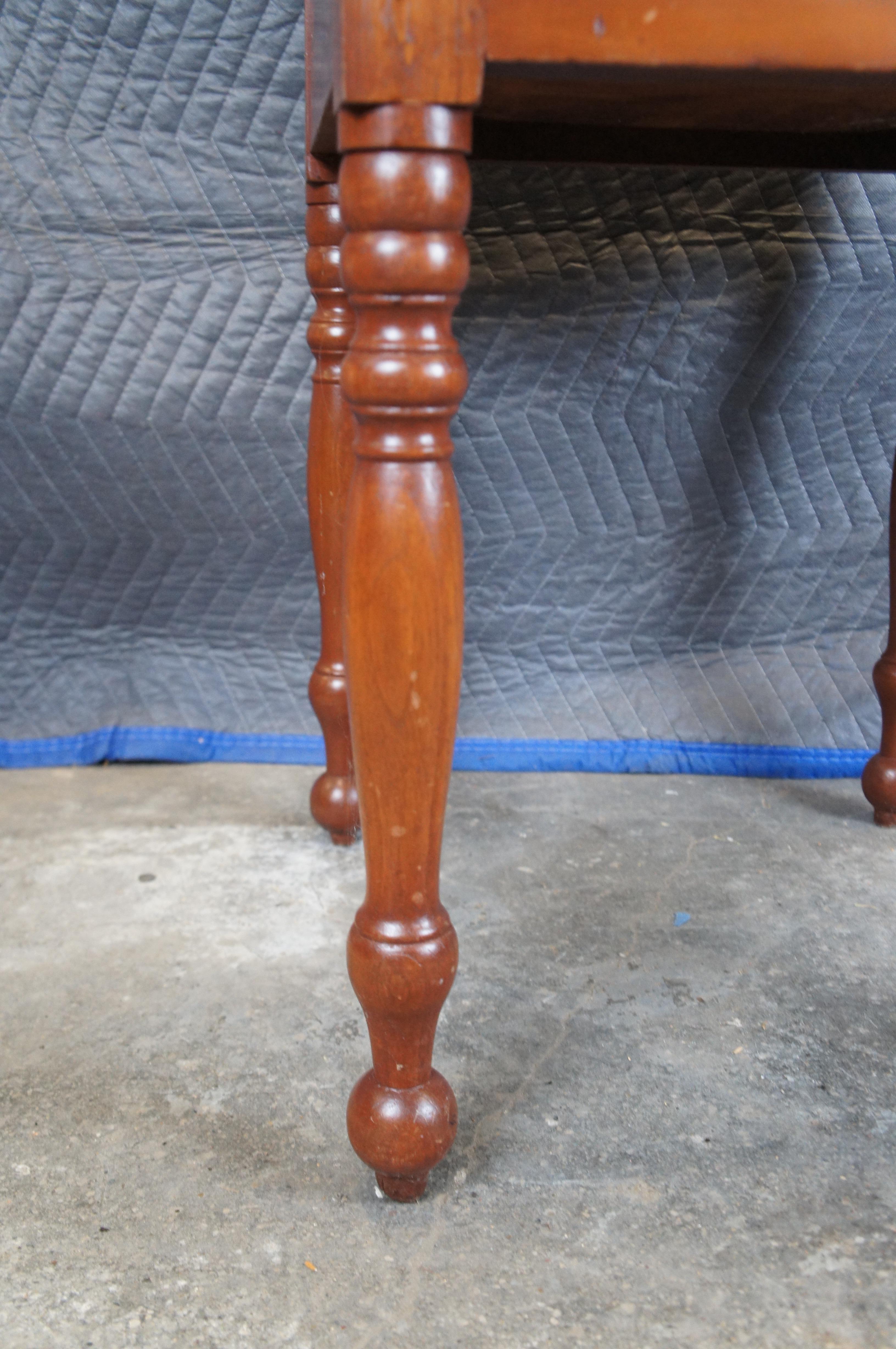 Ancienne table d'appoint en cerisier primitif du 19ème siècle, table de nuit 29