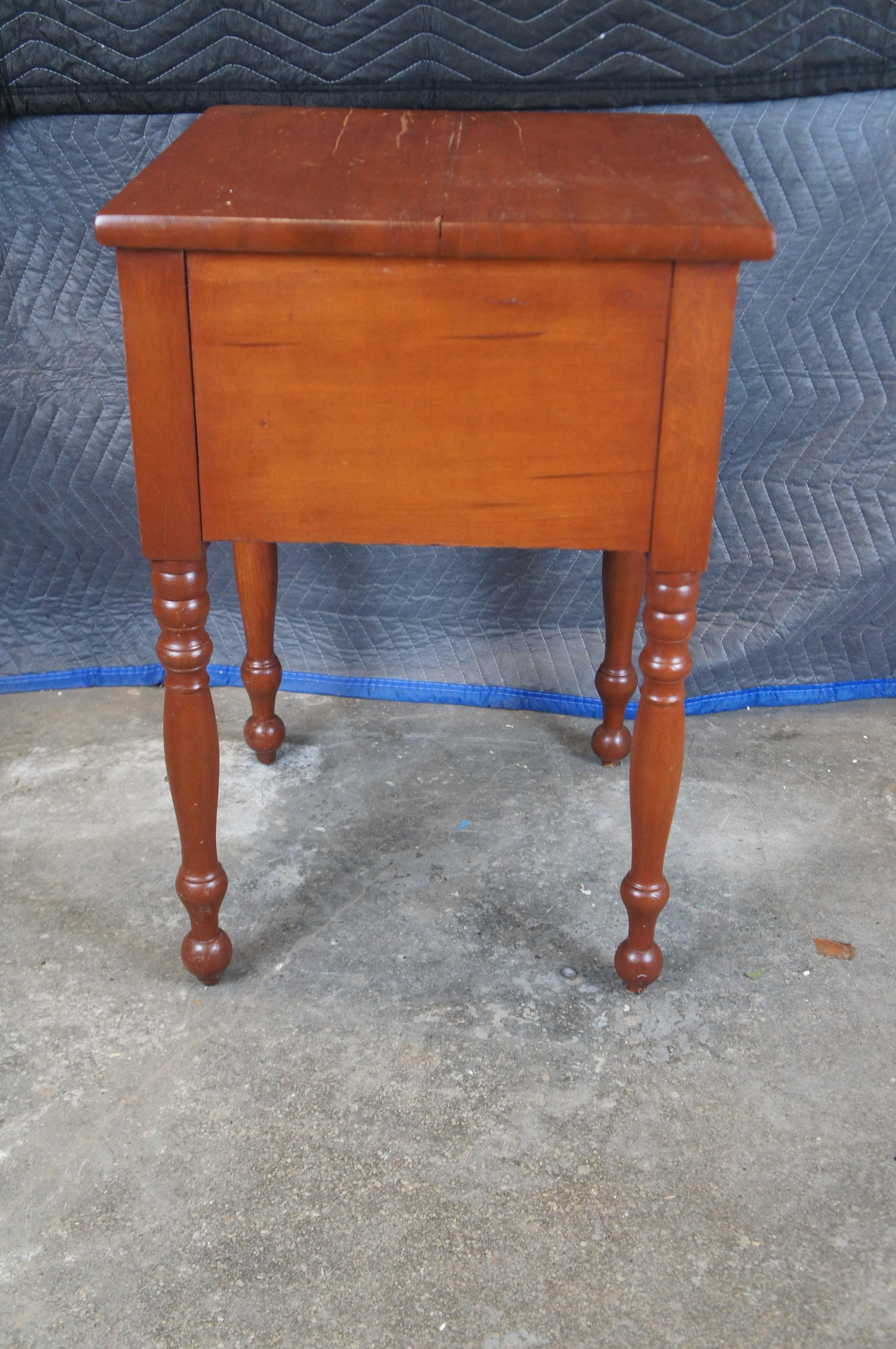 Ancienne table d'appoint en cerisier primitif du 19ème siècle, table de nuit 29