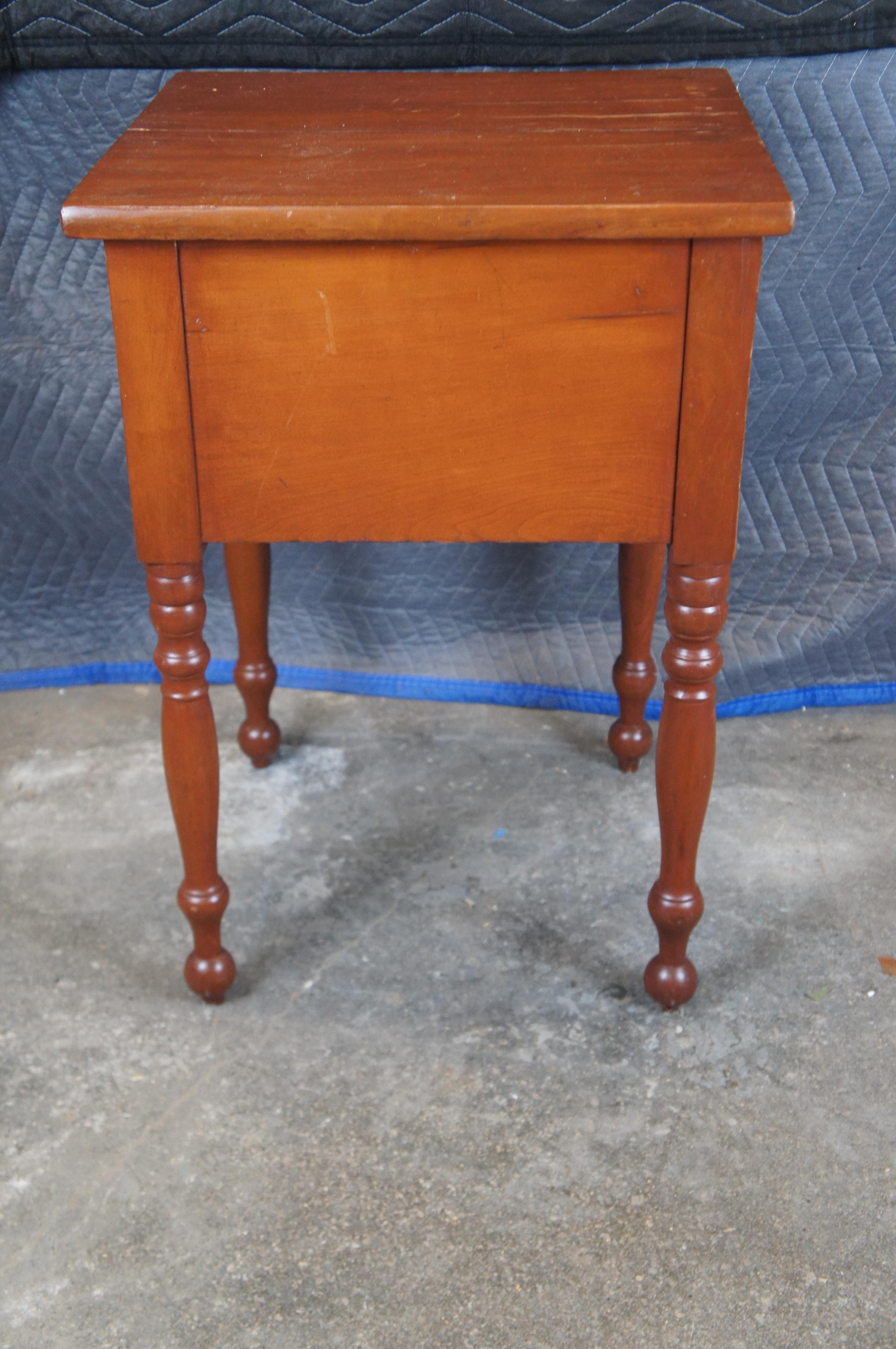 Ancienne table d'appoint en cerisier primitif du 19ème siècle, table de nuit 29