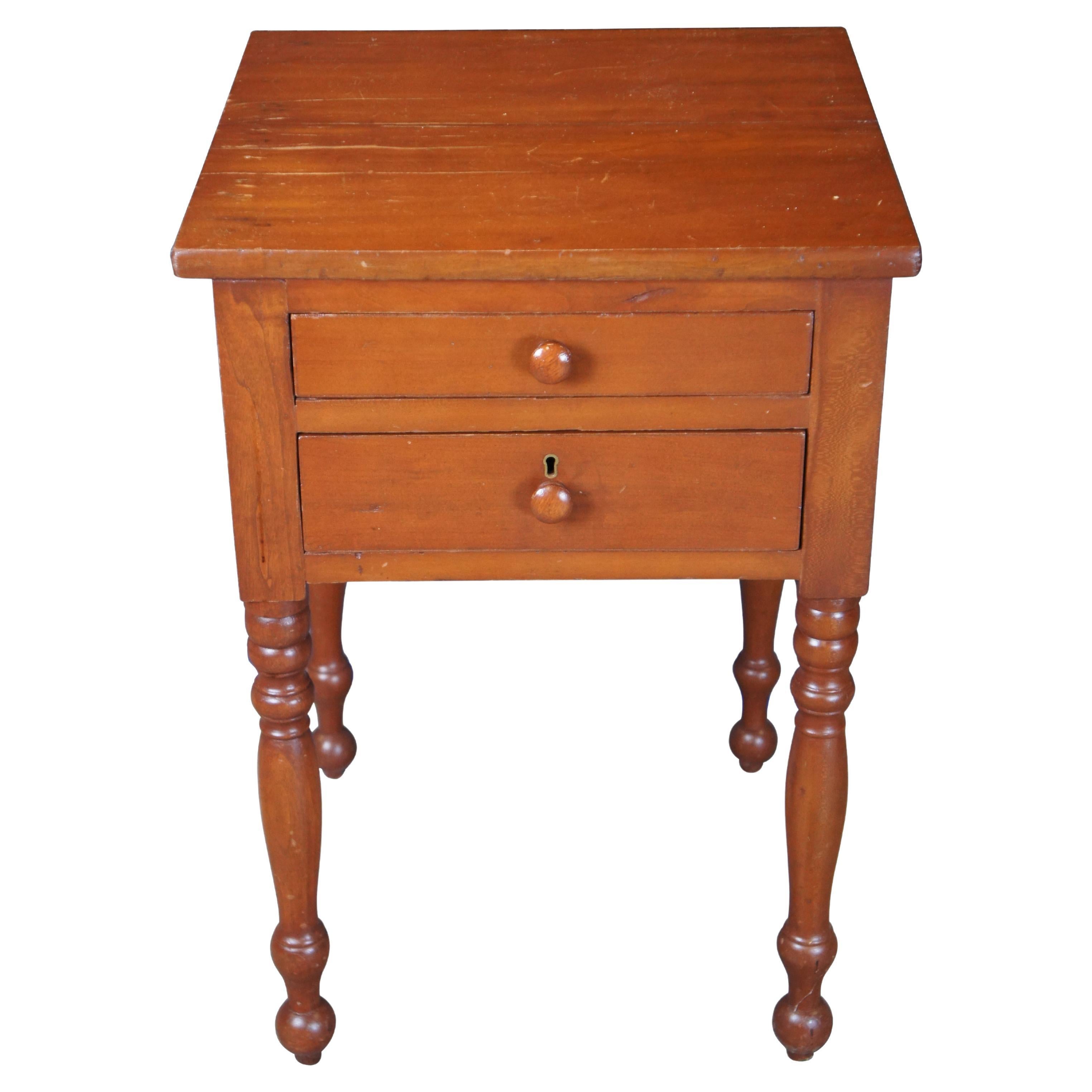 Ancienne table d'appoint en cerisier primitif du 19ème siècle, table de nuit 29". en vente