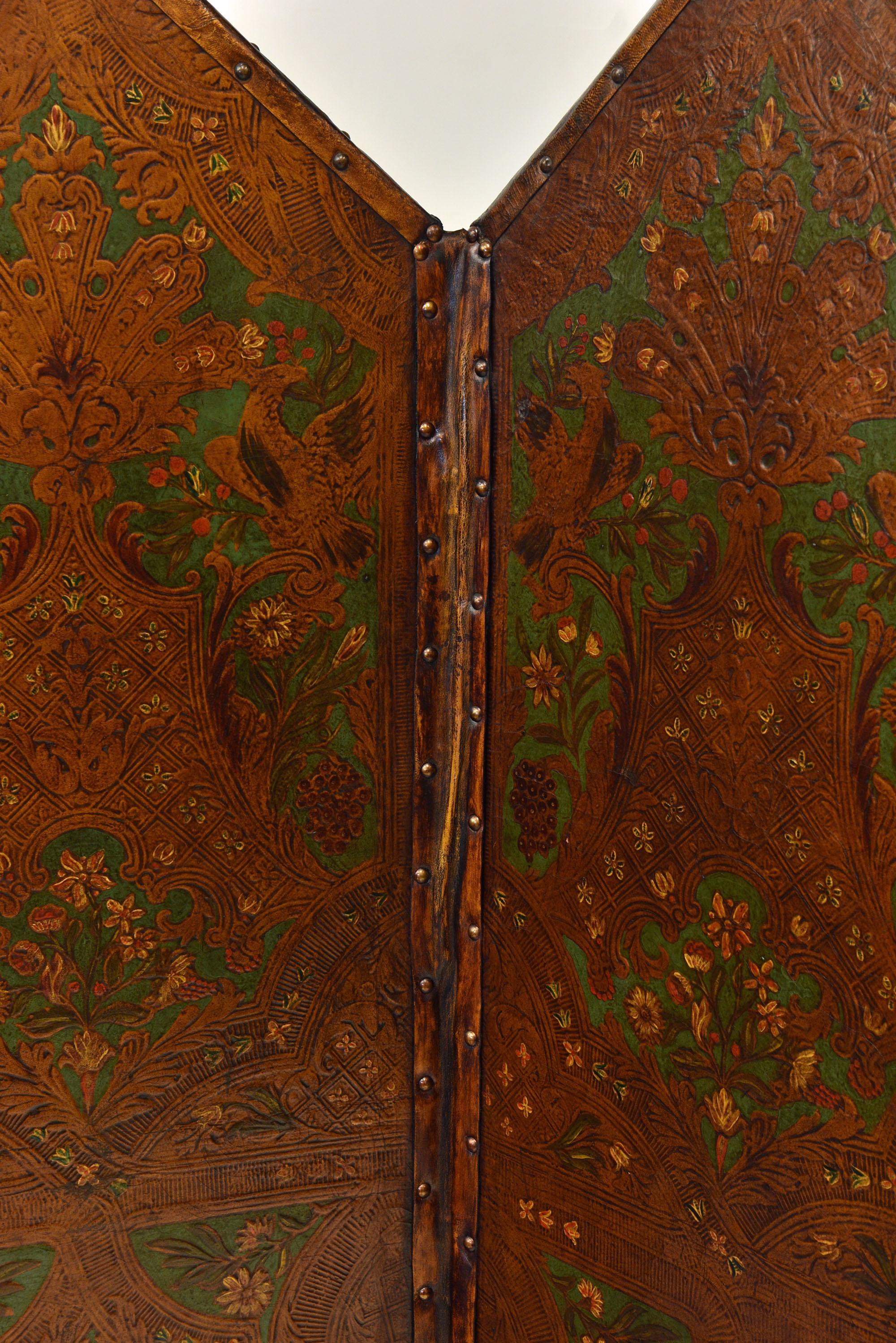 Antiker vierfacher Raumteiler aus geprägtem Leder und Kunstleder aus dem 19. Jahrhundert im Angebot 1