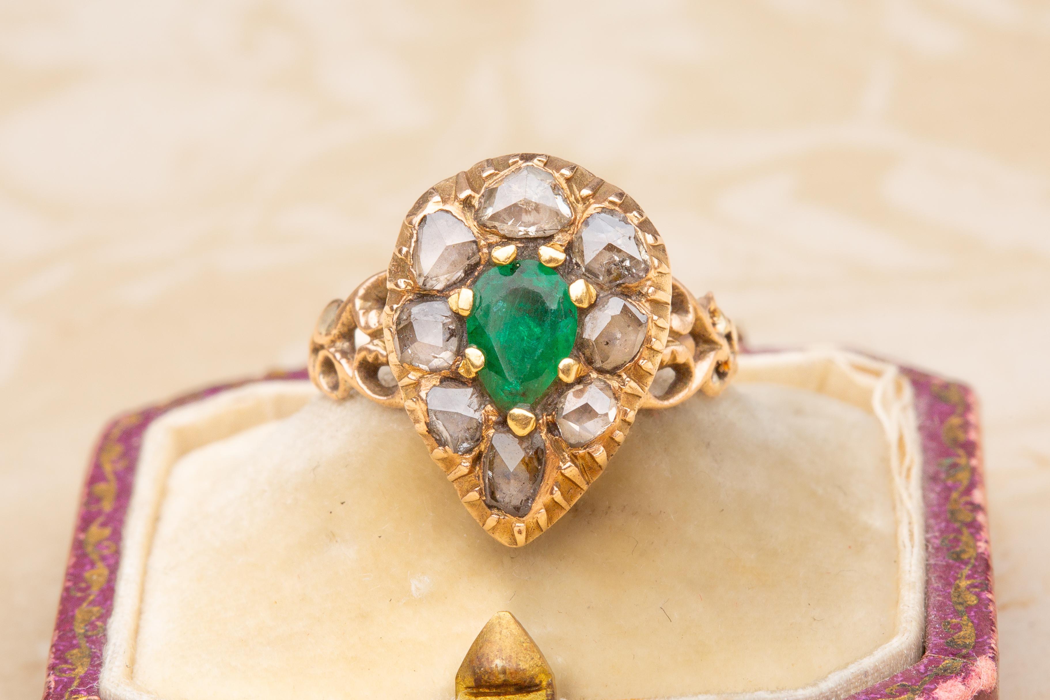 Antique 19th Century Emerald and Diamond Ring Pear Shaped Heart Ring Rose Cut In Good Condition For Sale In London, GB