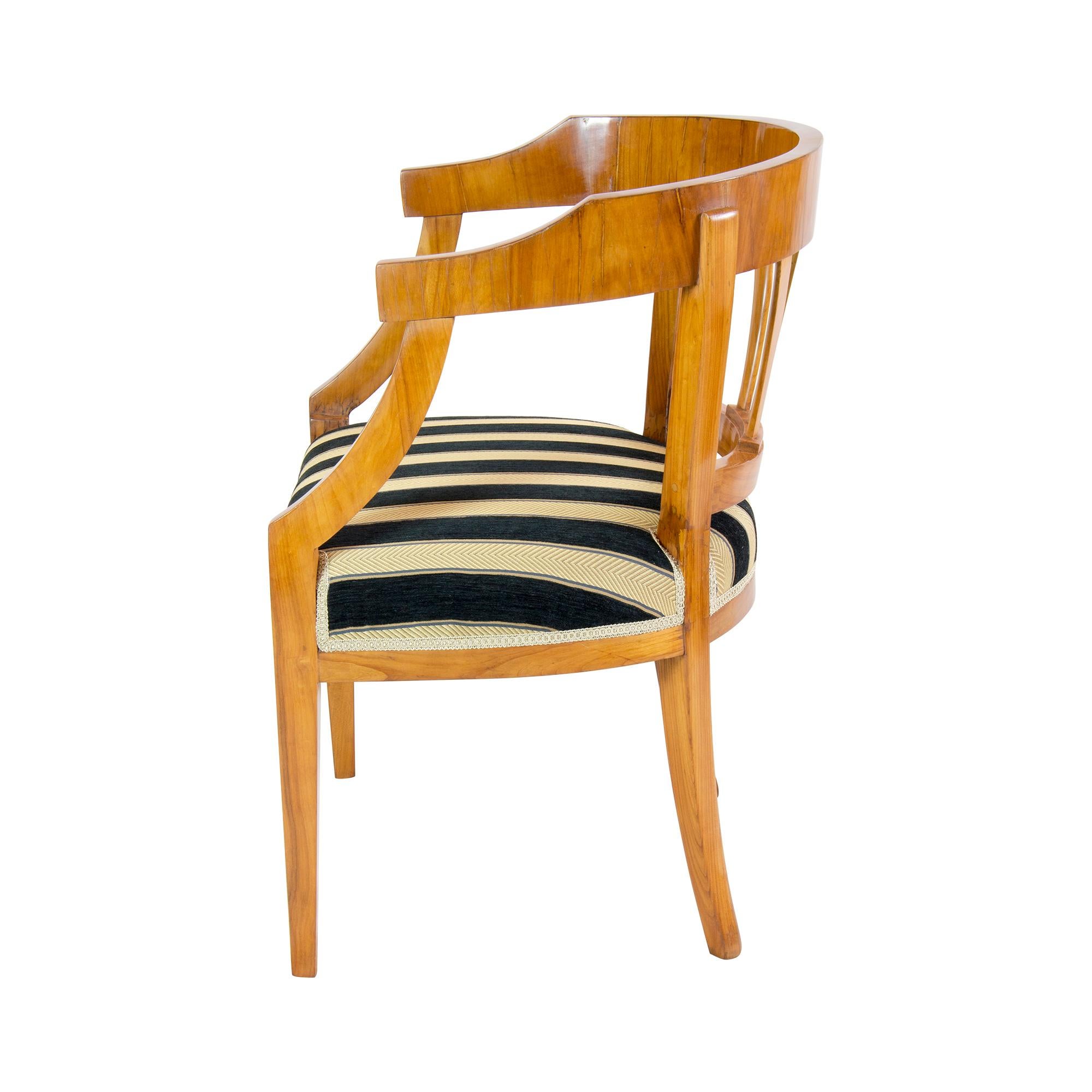 Antiker Empire-/Biedermeier-Sessel aus Kirschbaumholz, 19. Jahrhundert (Poliert) im Angebot