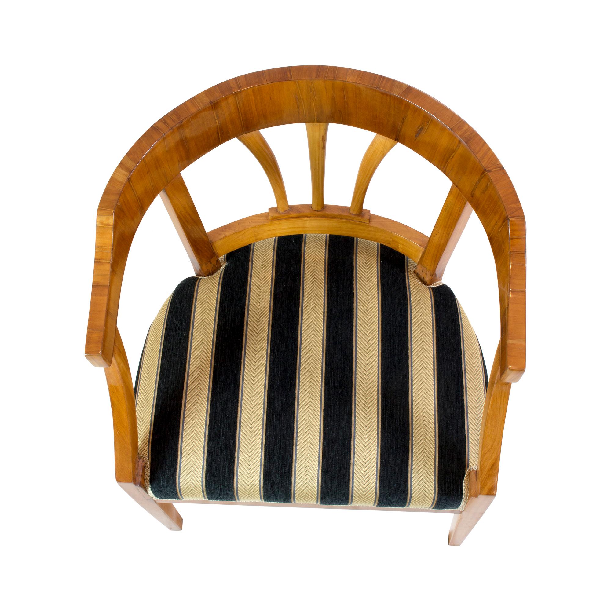 Antiker Empire-/Biedermeier-Sessel aus Kirschbaumholz, 19. Jahrhundert im Angebot 1