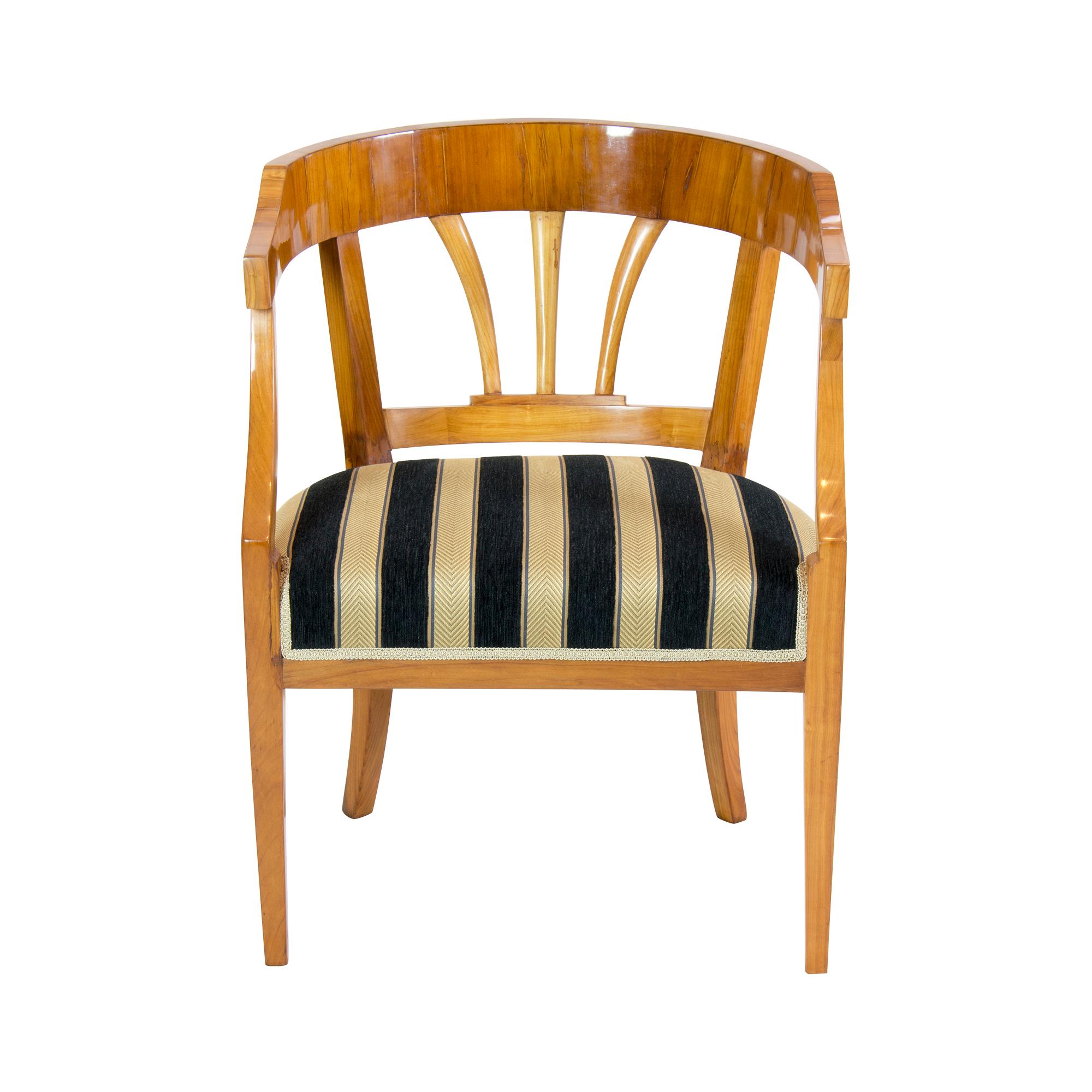 Antiker Empire-/Biedermeier-Sessel aus Kirschbaumholz, 19. Jahrhundert im Angebot 2