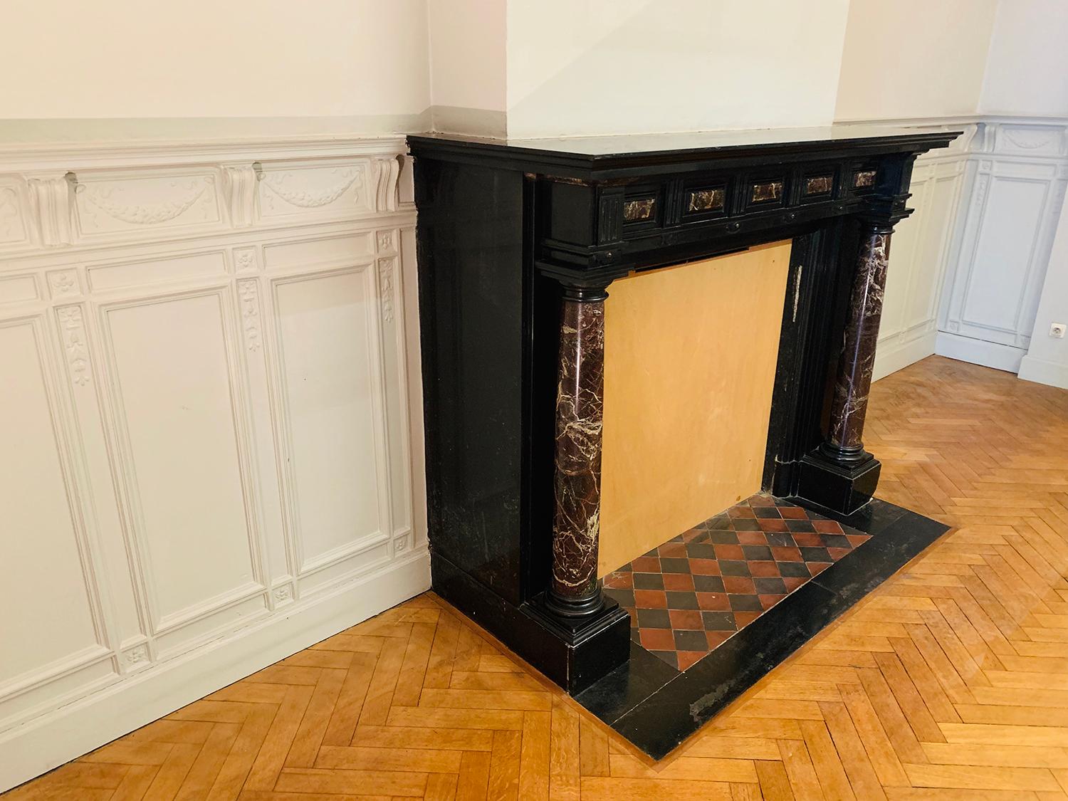 Splendid black and red marble fireplace, the columns in red marble columns are surmounted by a central shelf placed on a shaped and molded coat, this beautiful fireplace dates from the second half of the 19th century.

Splendide cheminée en marbre