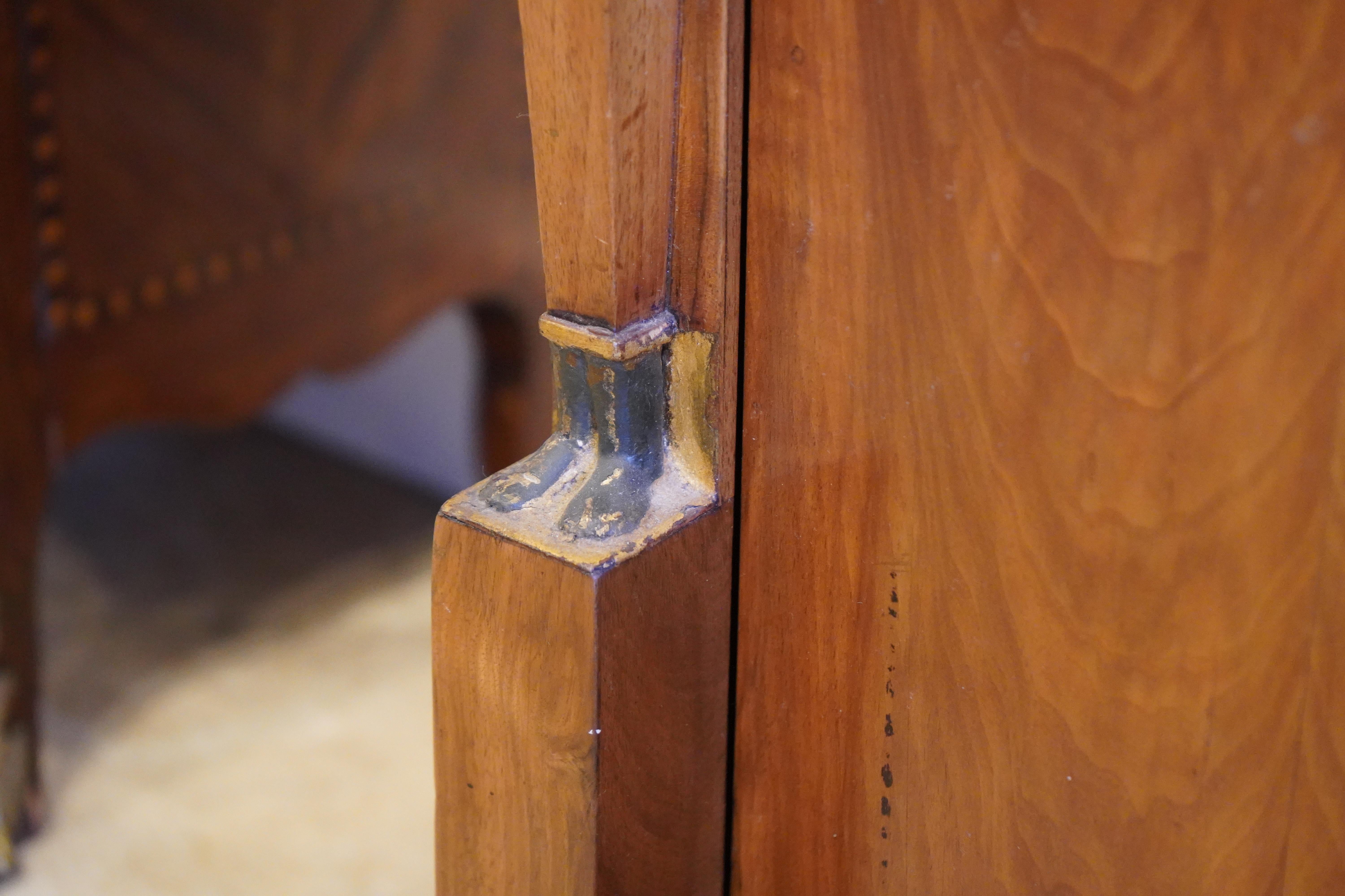 Ancienne armoire en noyer de style Empire du 19ème siècle Deux portes, un tiroir Circa 1830 en vente 5