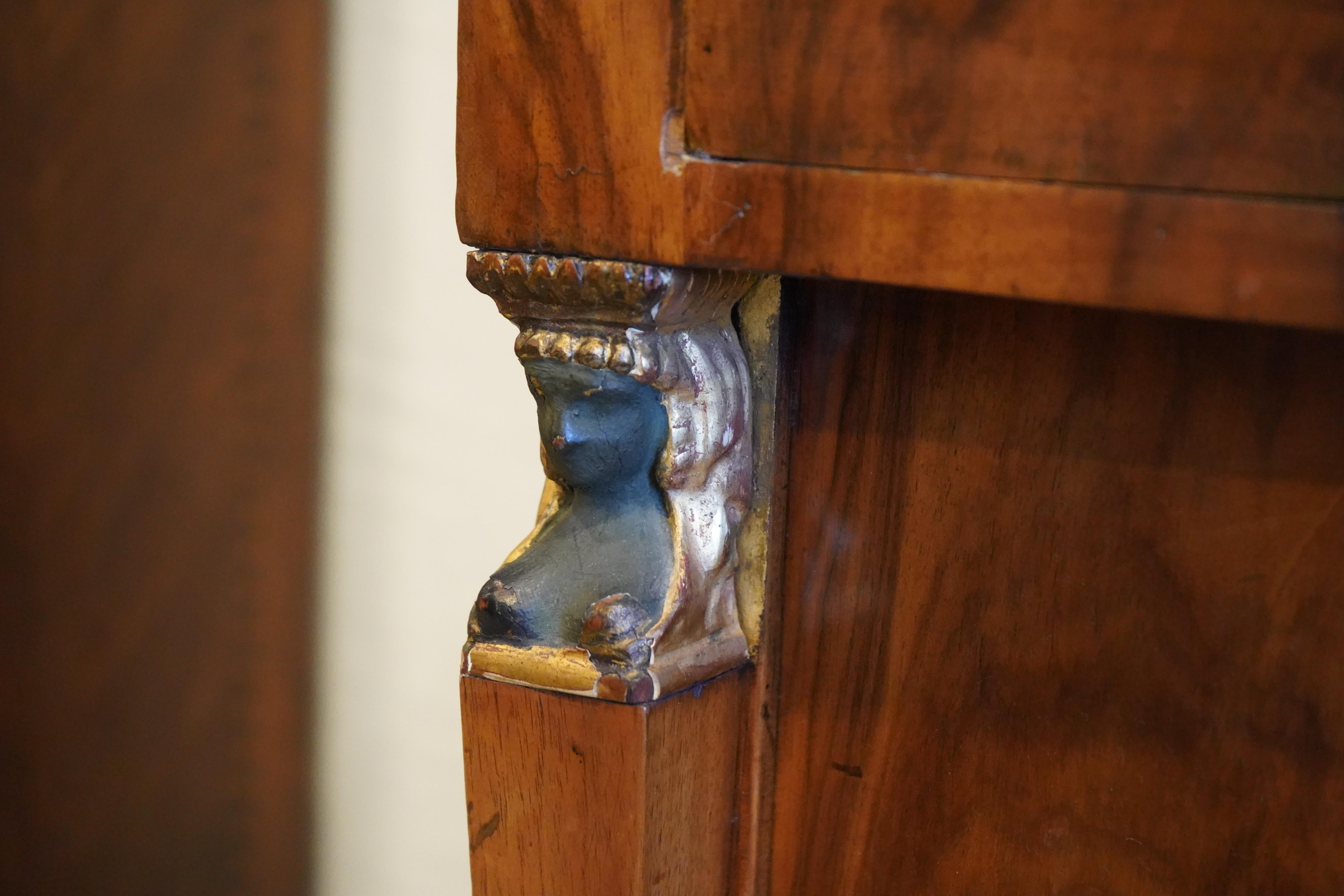 Ancienne armoire en noyer de style Empire du 19ème siècle Deux portes, un tiroir Circa 1830 en vente 6