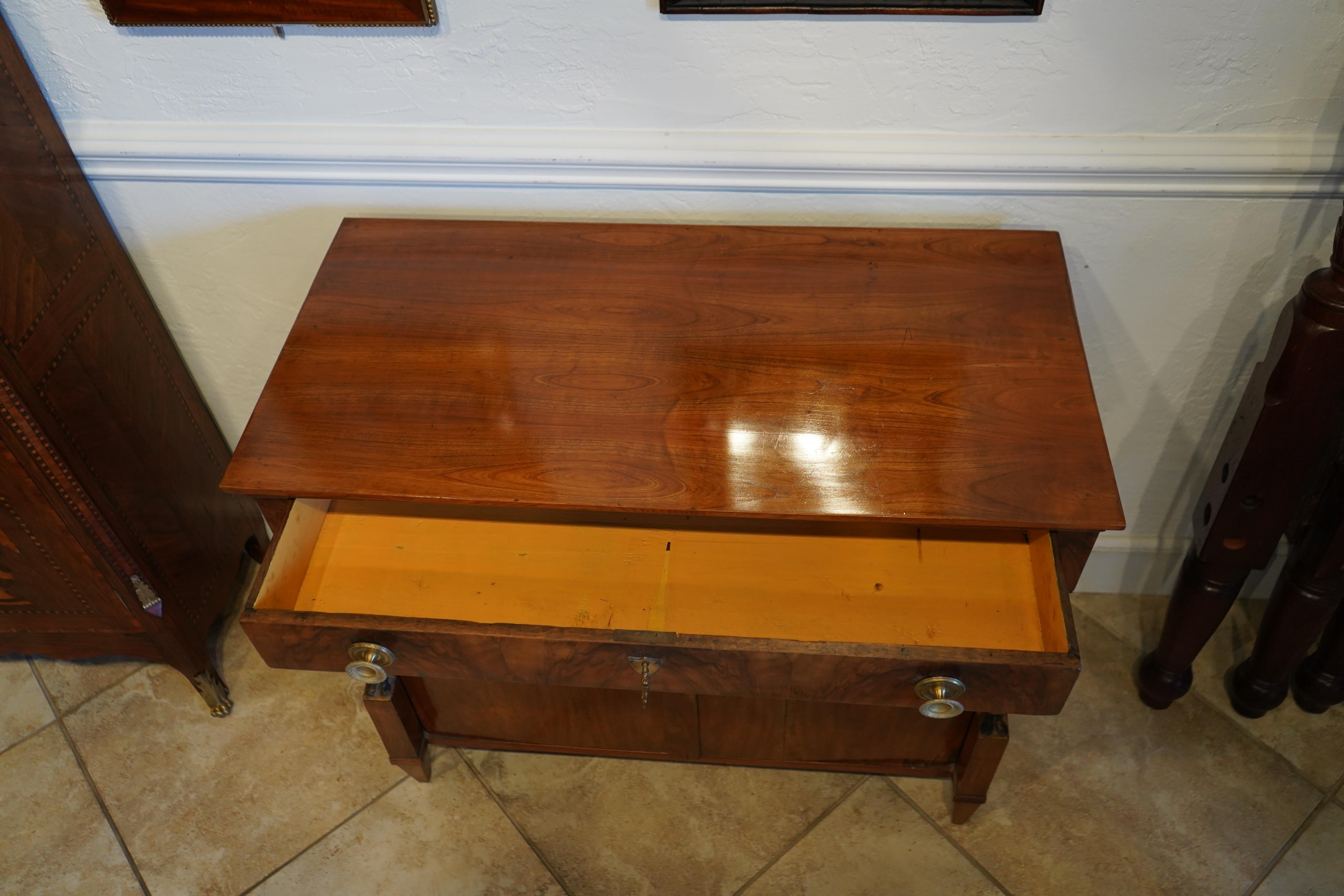 Ancienne armoire en noyer de style Empire du 19ème siècle Deux portes, un tiroir Circa 1830 en vente 7