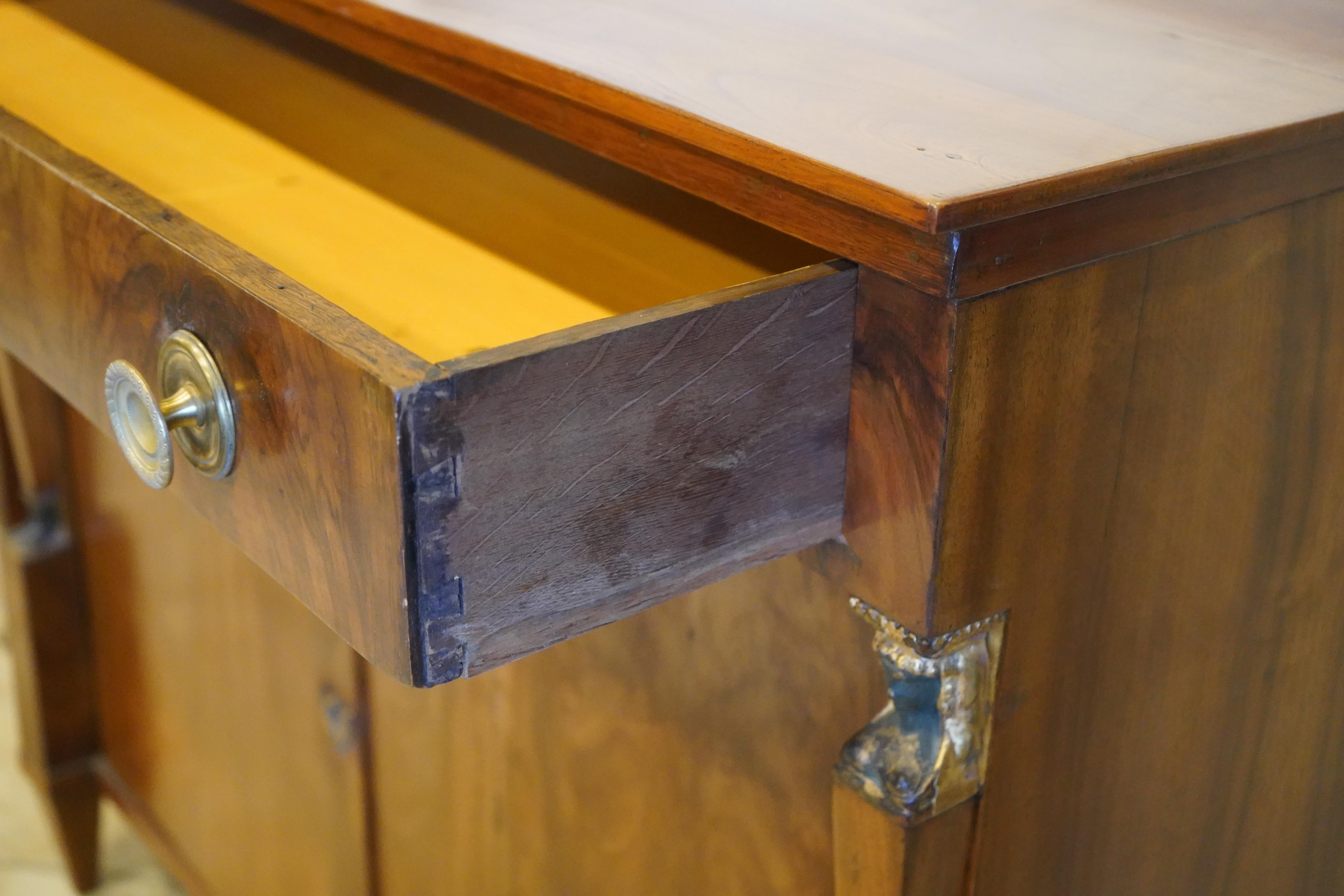 Ancienne armoire en noyer de style Empire du 19ème siècle Deux portes, un tiroir Circa 1830 en vente 8