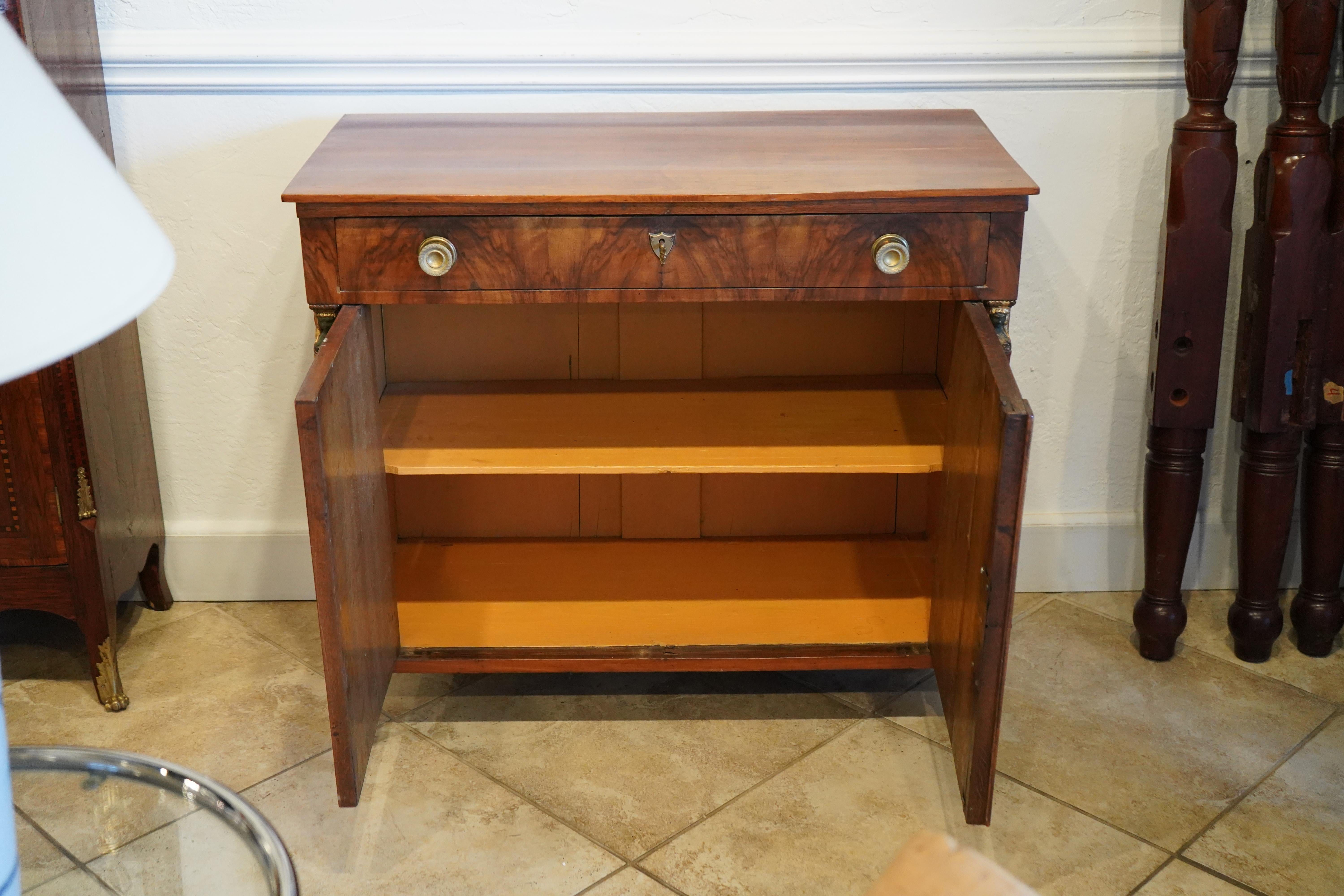 Ancienne armoire en noyer de style Empire du 19ème siècle Deux portes, un tiroir Circa 1830 en vente 9