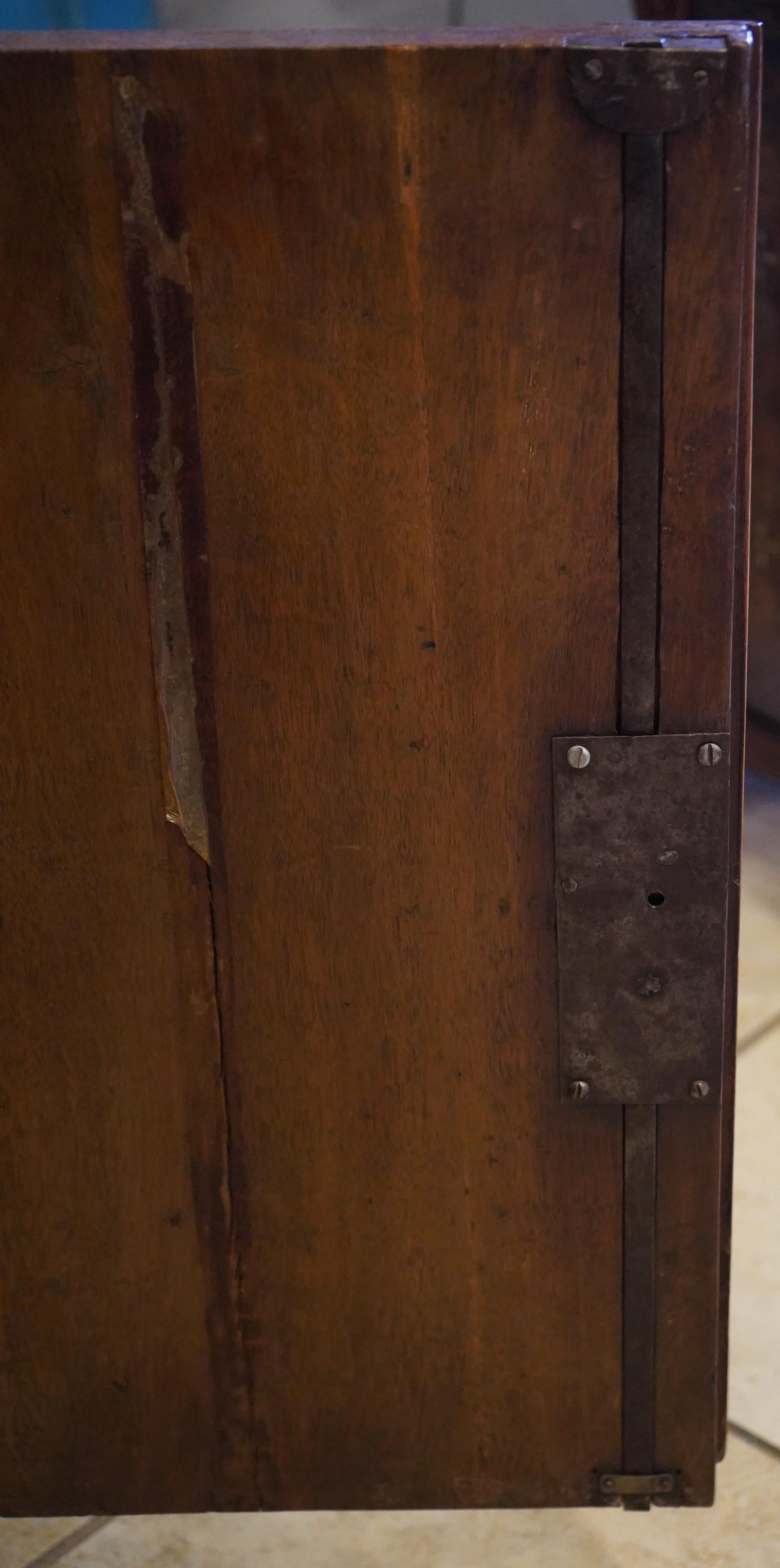 Ancienne armoire en noyer de style Empire du 19ème siècle Deux portes, un tiroir Circa 1830 en vente 10