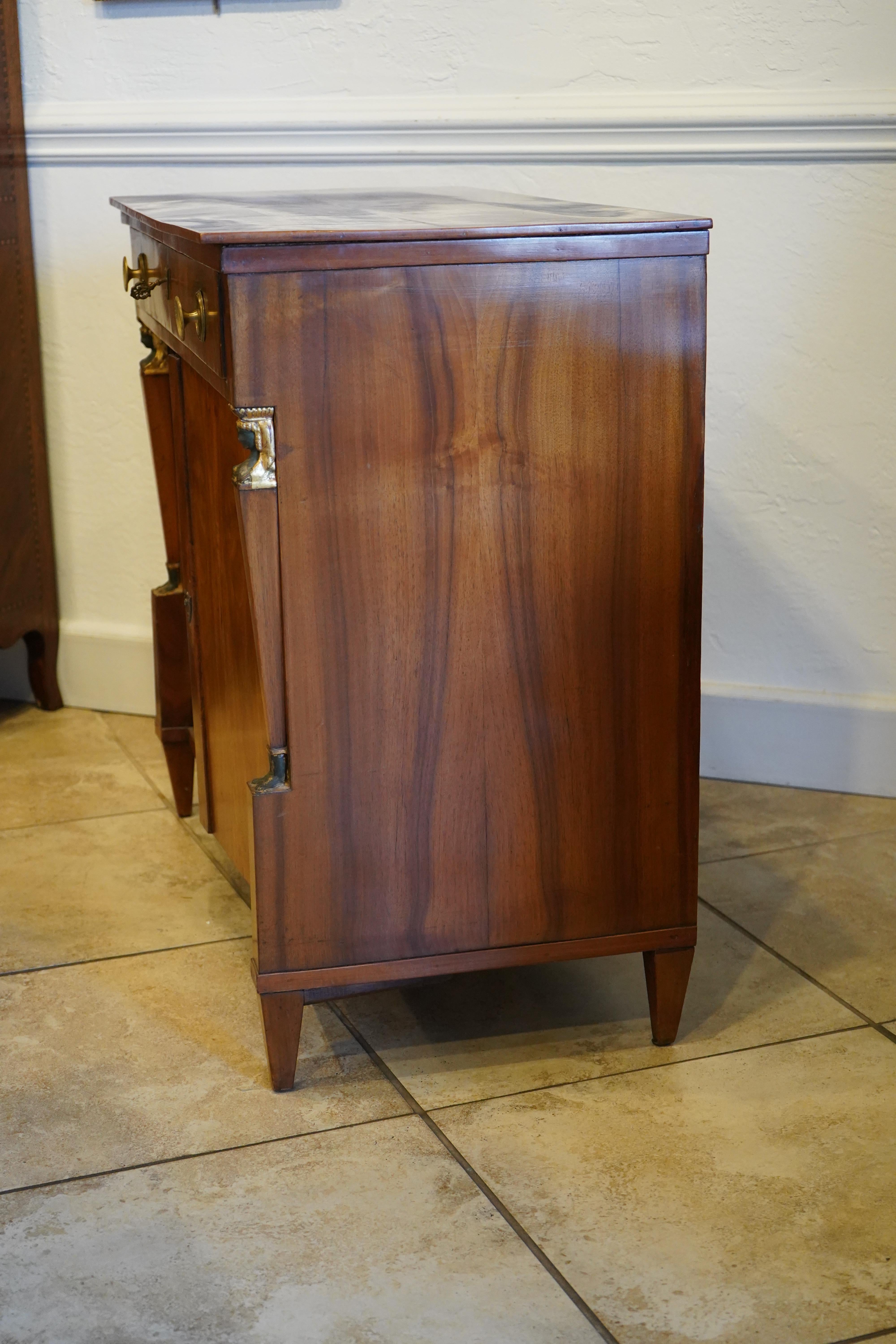 Ancienne armoire en noyer de style Empire du 19ème siècle Deux portes, un tiroir Circa 1830 en vente 11