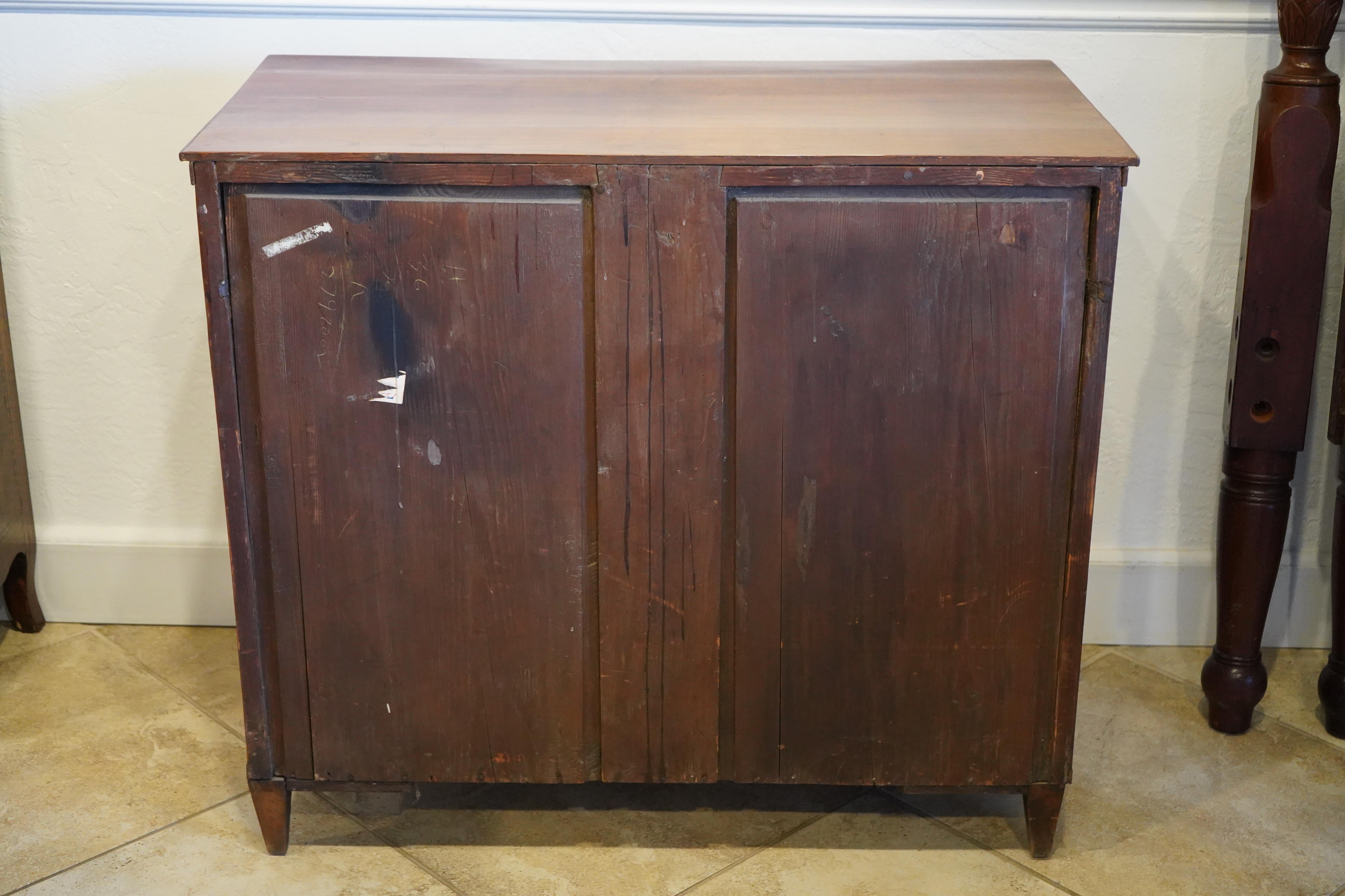 Ancienne armoire en noyer de style Empire du 19ème siècle Deux portes, un tiroir Circa 1830 en vente 12