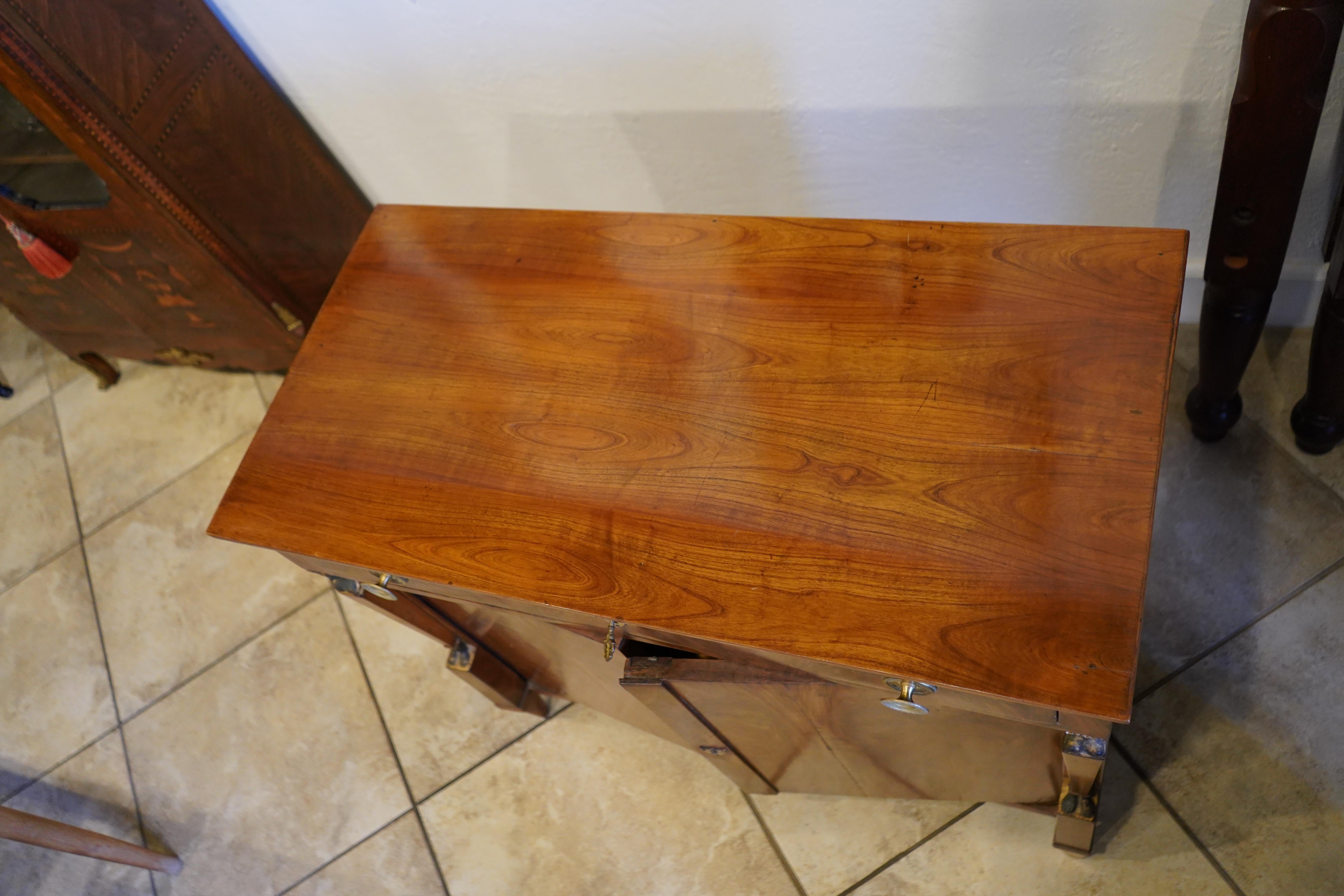 Ancienne armoire en noyer de style Empire du 19ème siècle Deux portes, un tiroir Circa 1830 en vente 13