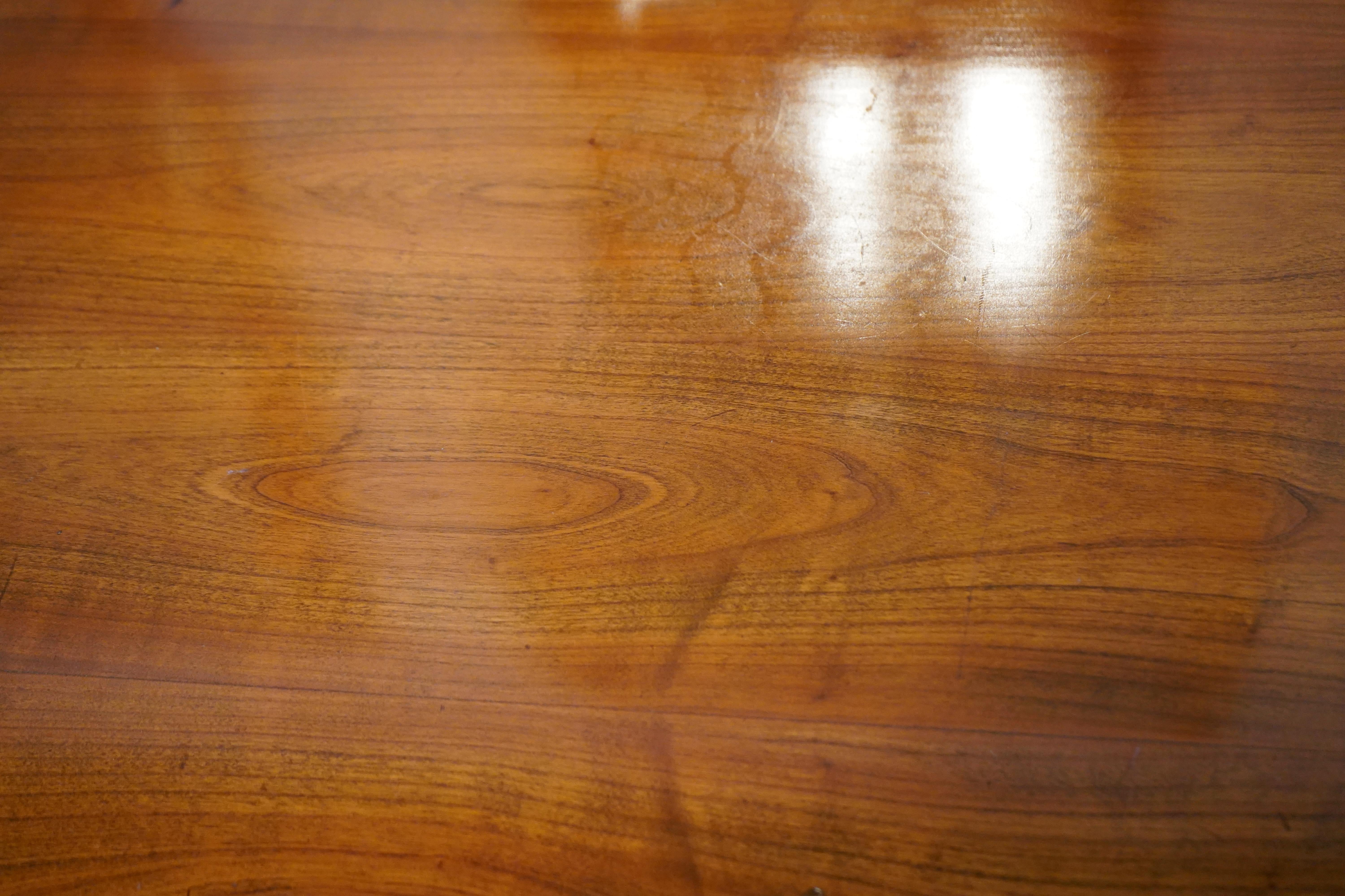 Ancienne armoire en noyer de style Empire du 19ème siècle Deux portes, un tiroir Circa 1830 en vente 14