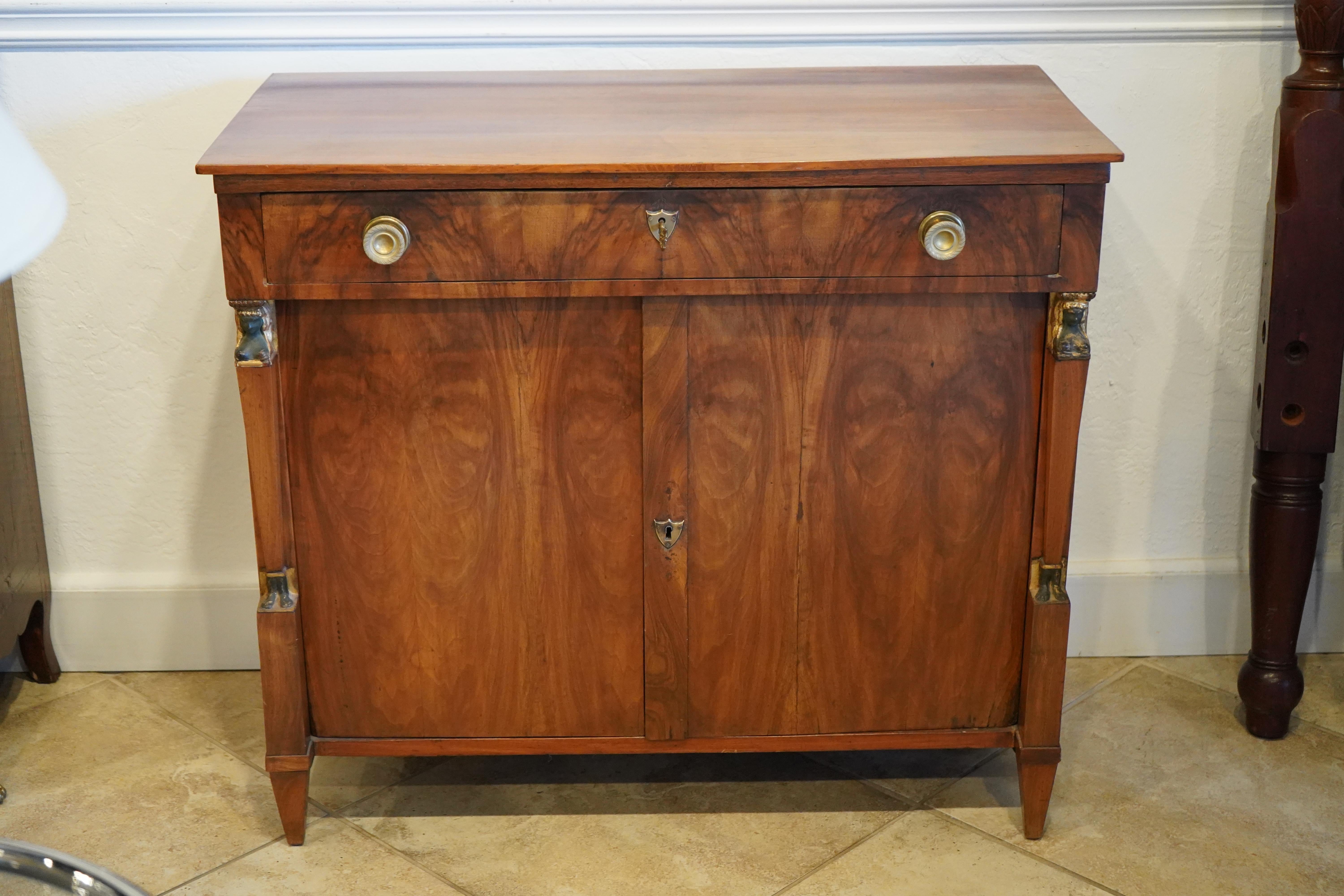 Ancienne armoire en noyer de style Empire du 19ème siècle Deux portes, un tiroir Circa 1830 Bon état - En vente à Ft. Lauderdale, FL