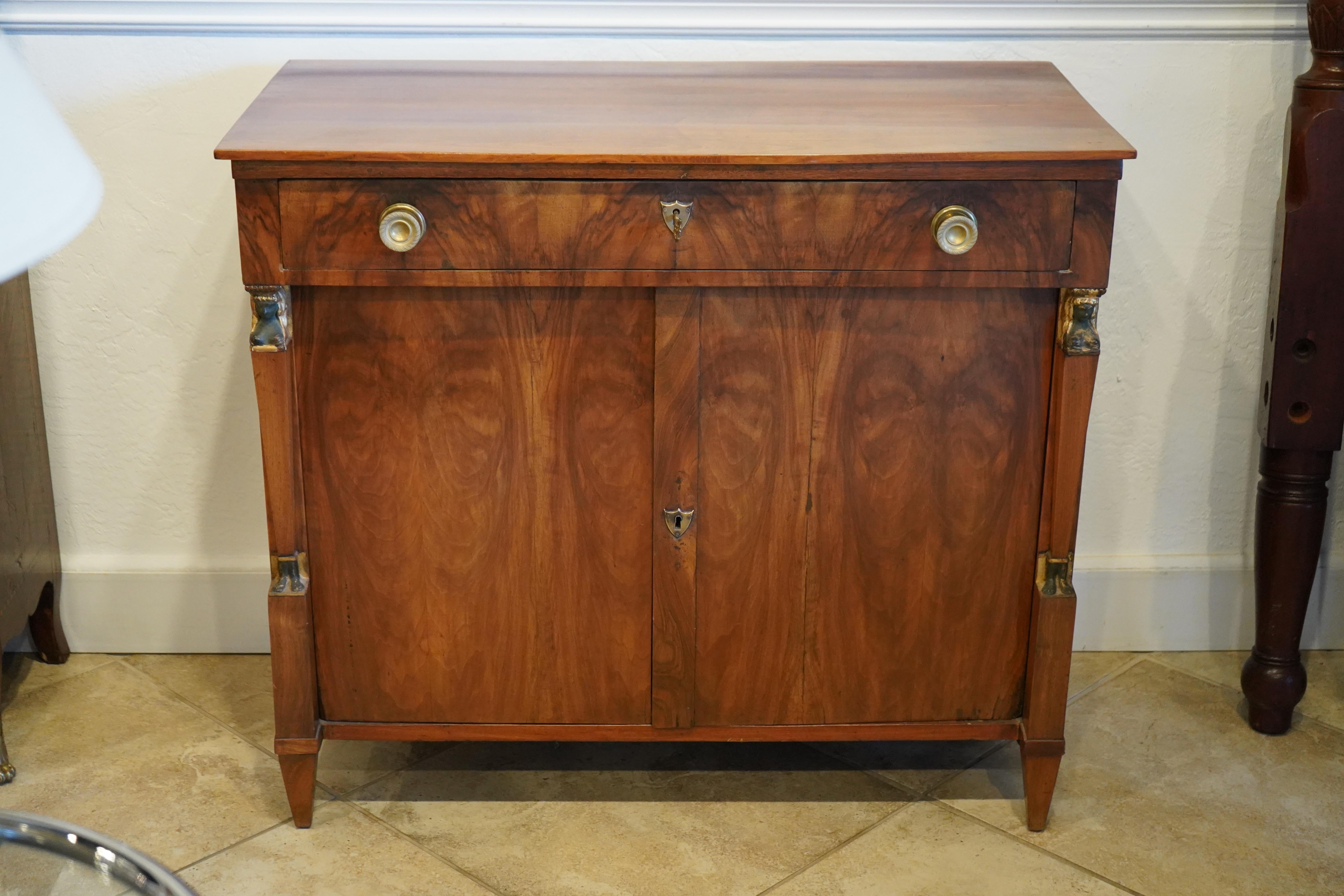 XIXe siècle Ancienne armoire en noyer de style Empire du 19ème siècle Deux portes, un tiroir Circa 1830 en vente