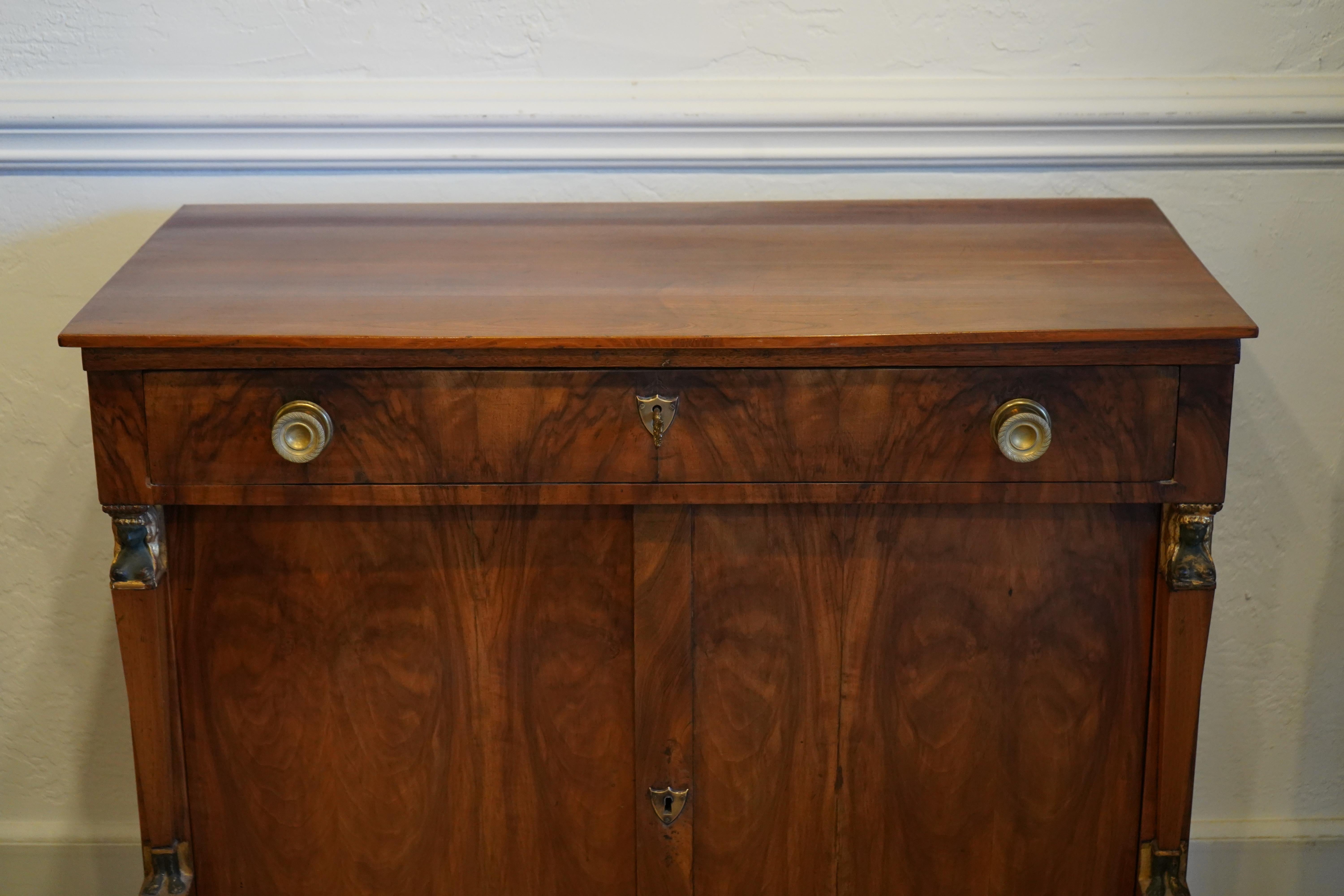 Laiton Ancienne armoire en noyer de style Empire du 19ème siècle Deux portes, un tiroir Circa 1830 en vente