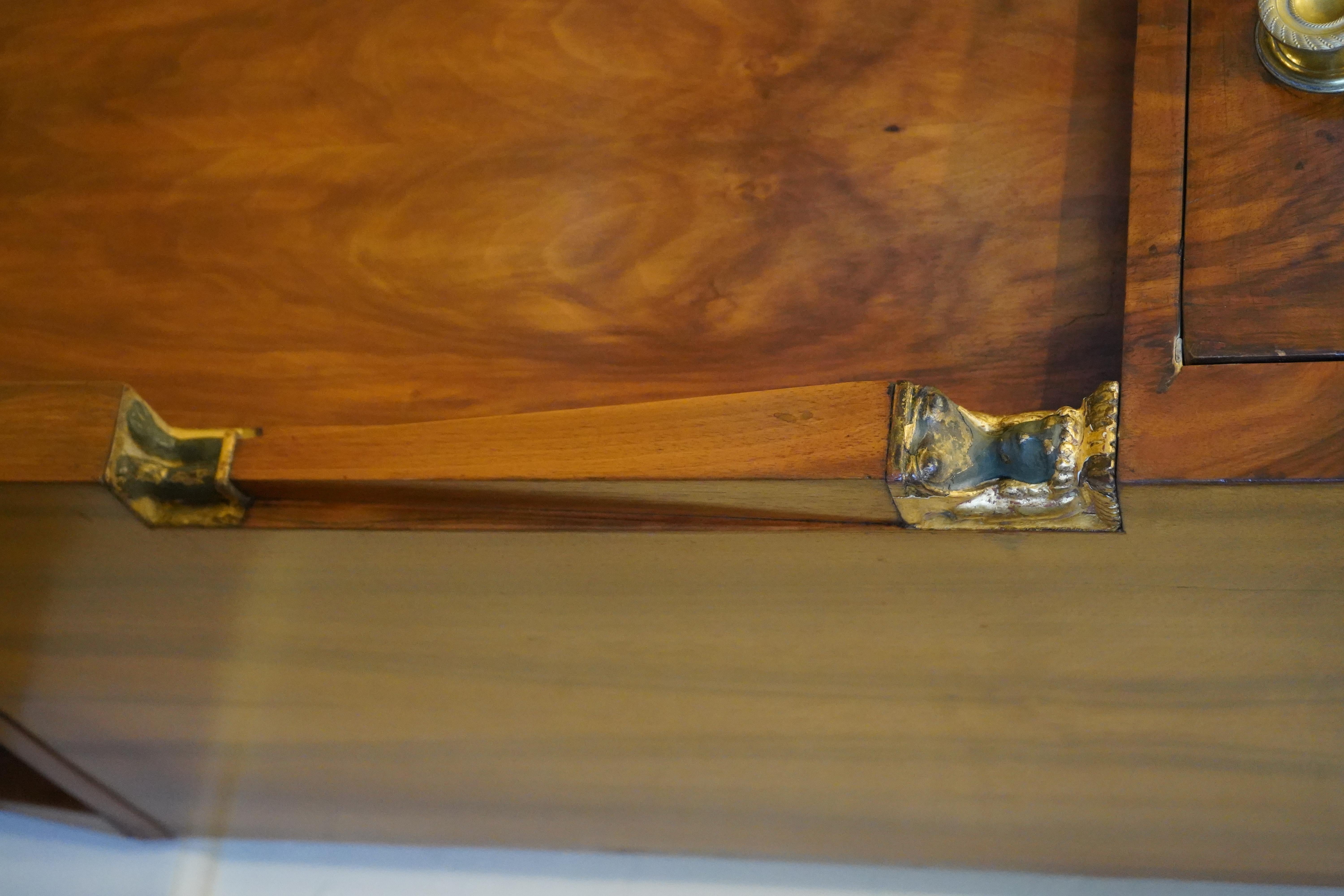 Ancienne armoire en noyer de style Empire du 19ème siècle Deux portes, un tiroir Circa 1830 en vente 1