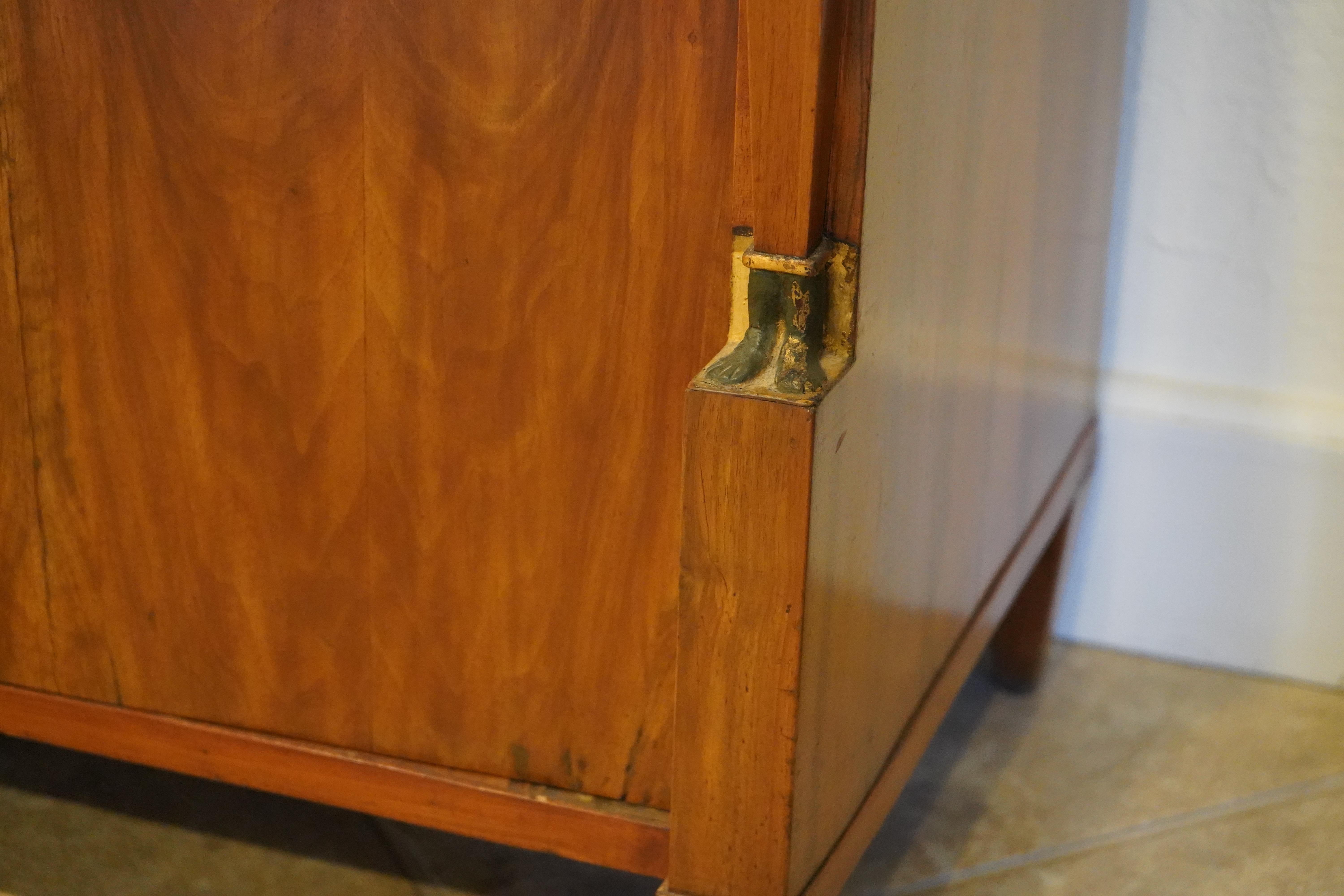 Ancienne armoire en noyer de style Empire du 19ème siècle Deux portes, un tiroir Circa 1830 en vente 2