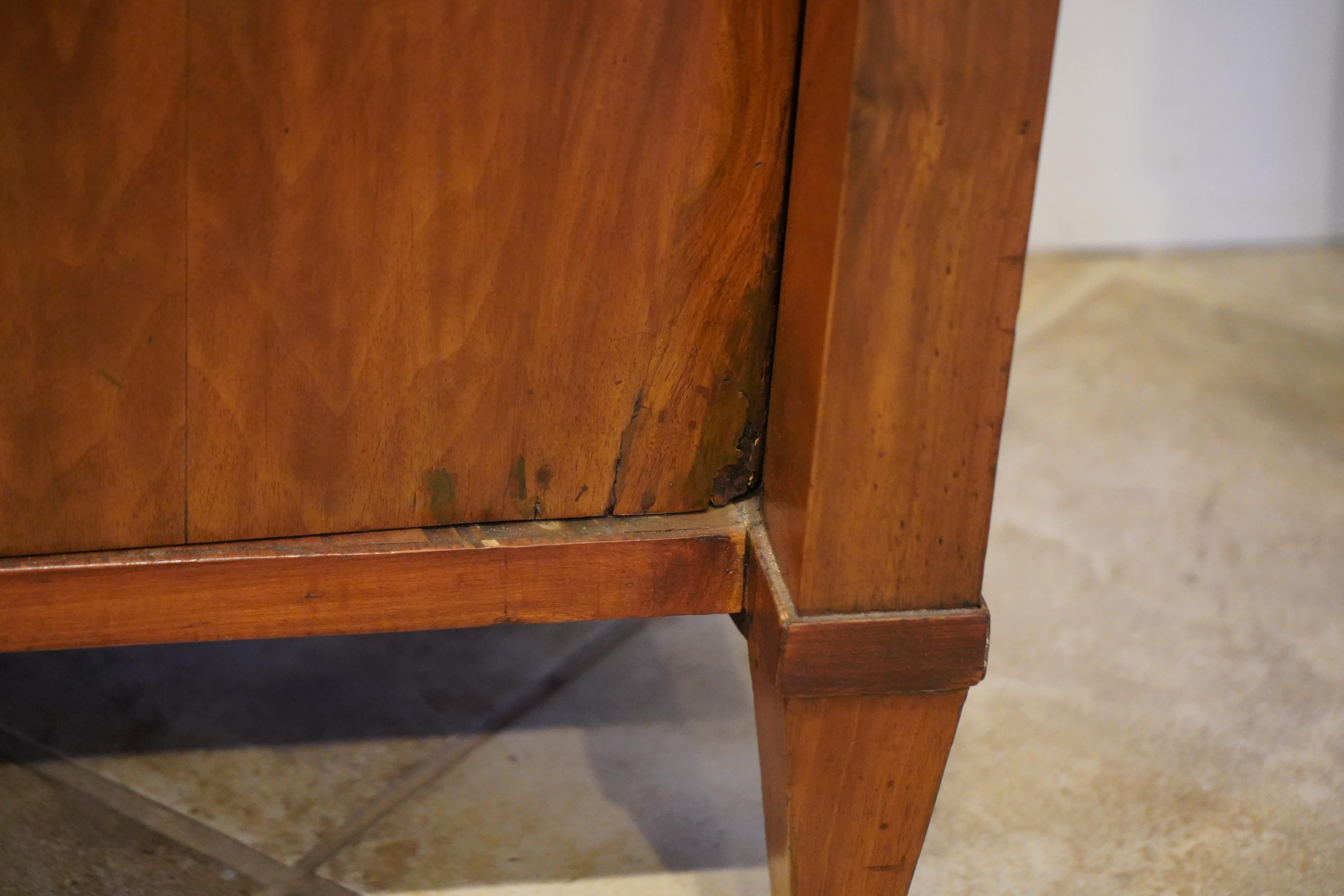 Ancienne armoire en noyer de style Empire du 19ème siècle Deux portes, un tiroir Circa 1830 en vente 4