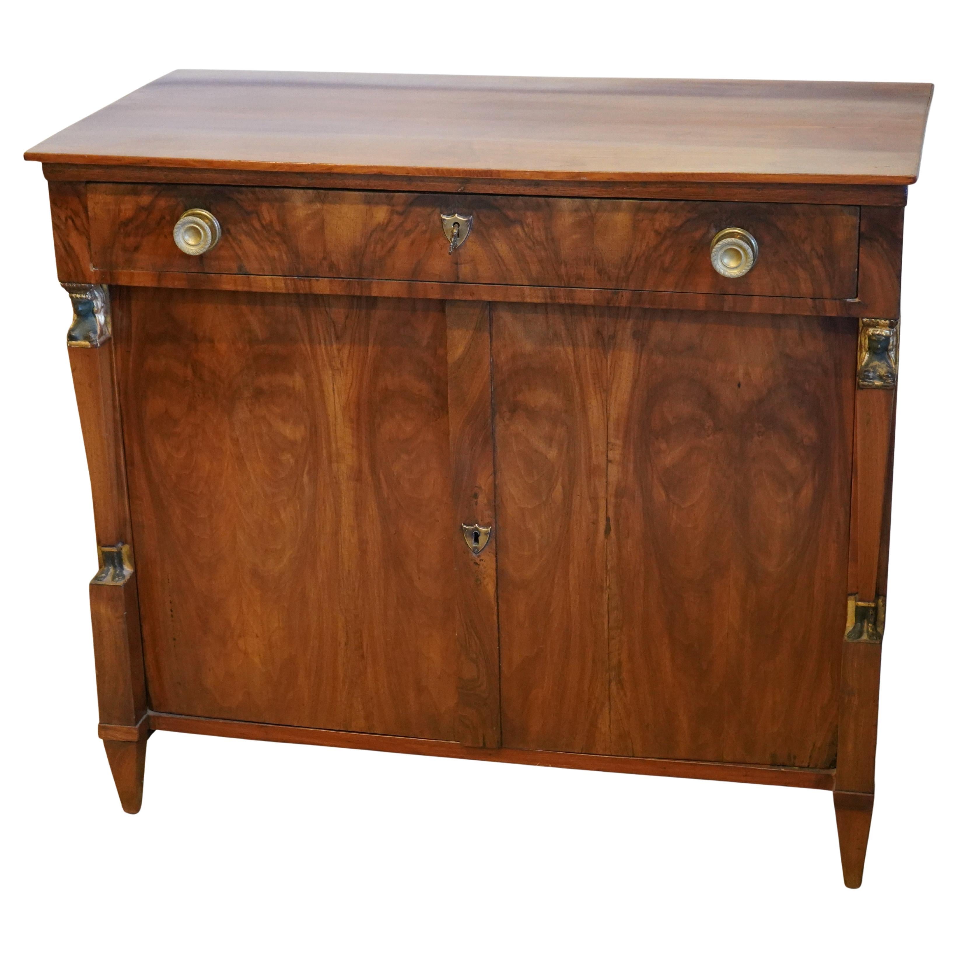 Ancienne armoire en noyer de style Empire du 19ème siècle Deux portes, un tiroir Circa 1830