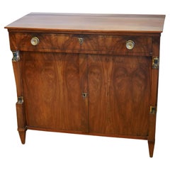 Ancienne armoire en noyer de style Empire du 19ème siècle Deux portes, un tiroir Circa 1830