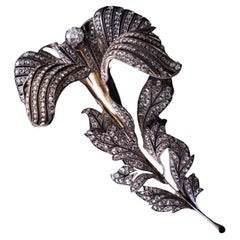 Antike Brosche aus dem 19. Jahrhundert mit „En Tremblant“-Technik, Diamant-Lilienblüte (Lilium), Silber und Gold