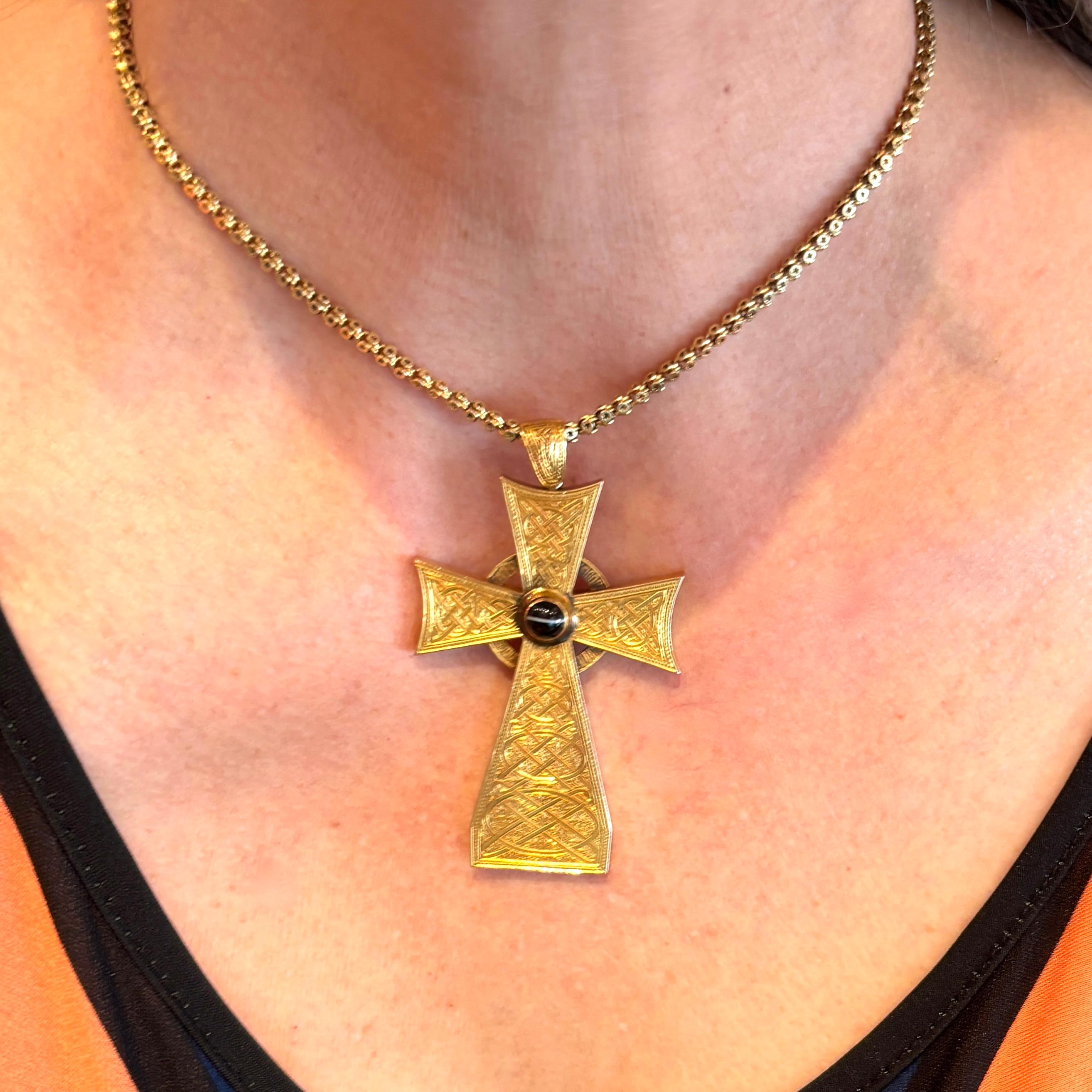Un delizioso ciondolo a forma di croce inglese realizzato in oro a 15 carati con decorazioni in stile celtico. Questo pezzo del XIX secolo è forte e distintivo.

3