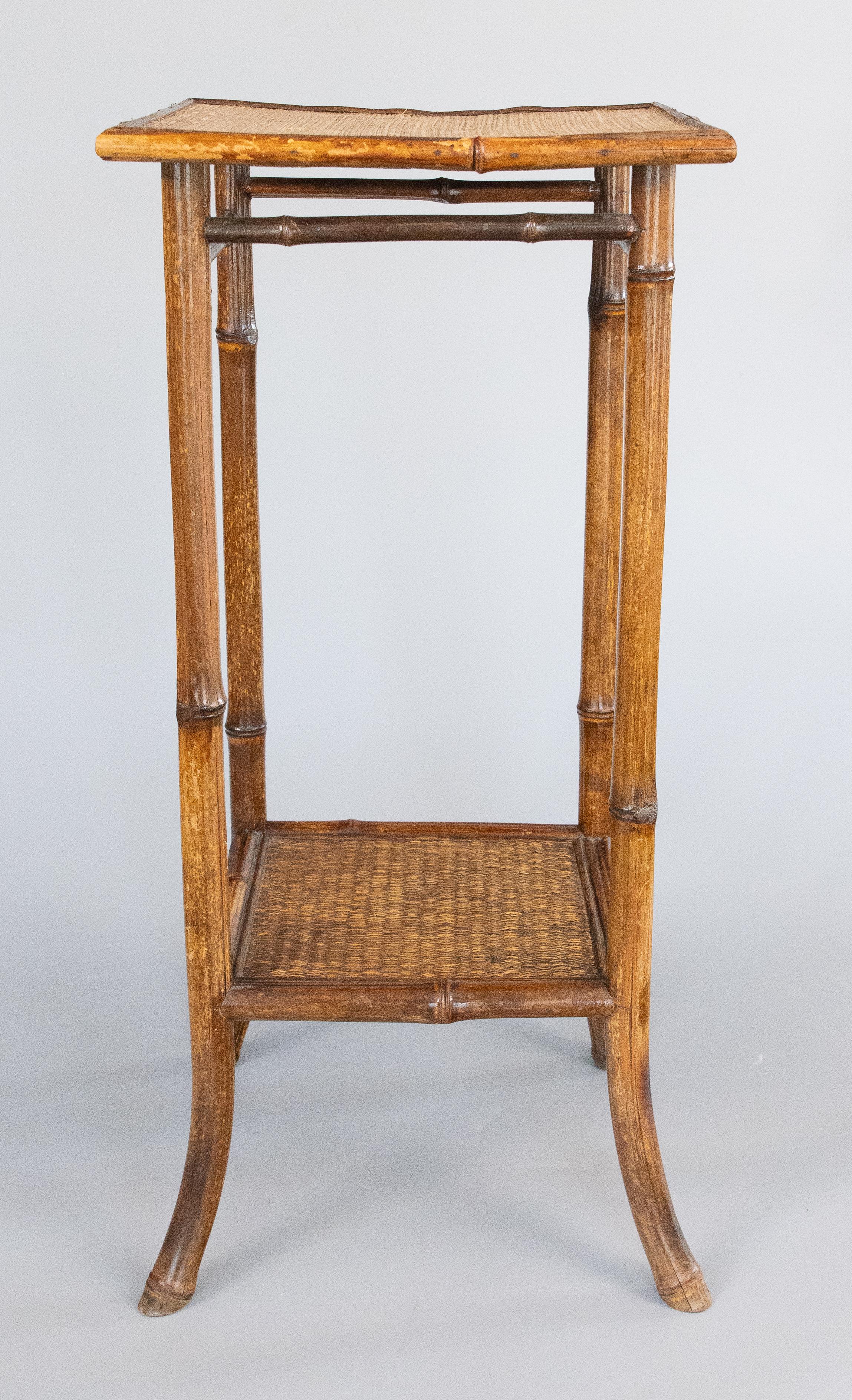 Sculpté à la main Table d'appoint ancienne en bambou anglais du XIXe siècle en vente