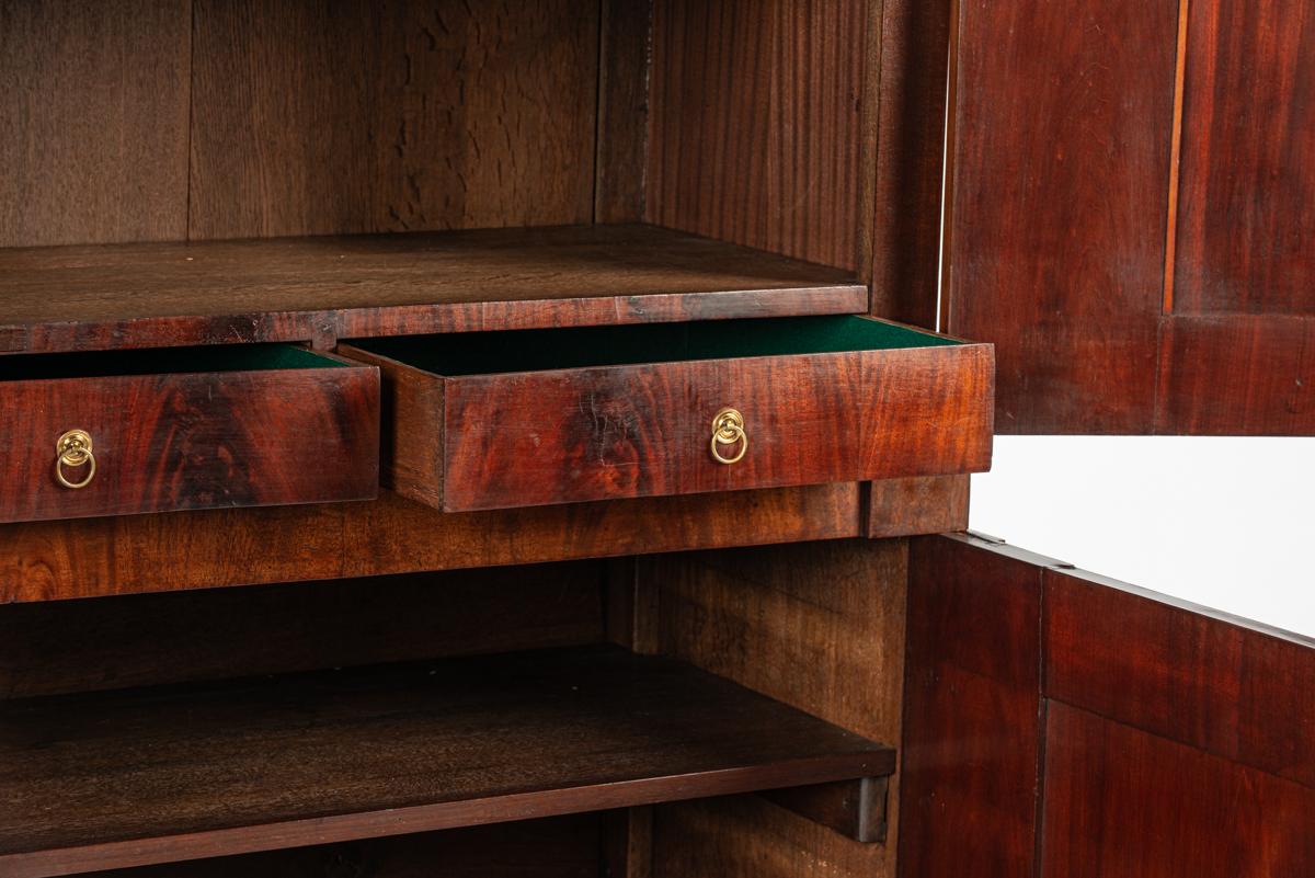 antiguo armario inglés del siglo XIX Biedermeijer de caoba flameada sobre roble de 4 puertas en venta 4