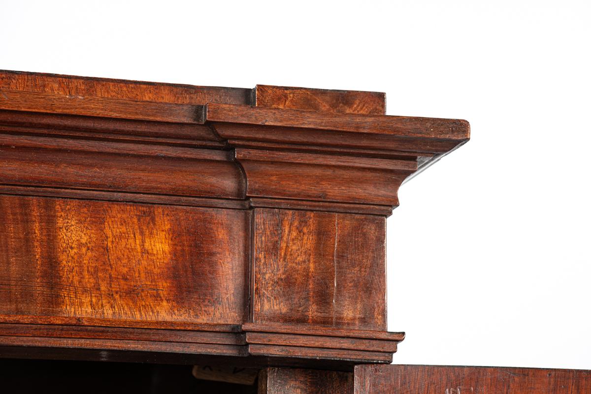antiguo armario inglés del siglo XIX Biedermeijer de caoba flameada sobre roble de 4 puertas en venta 6