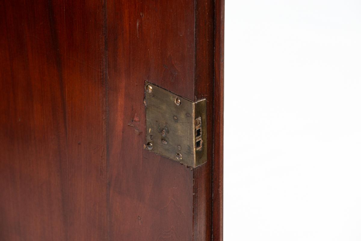 antiguo armario inglés del siglo XIX Biedermeijer de caoba flameada sobre roble de 4 puertas en venta 9