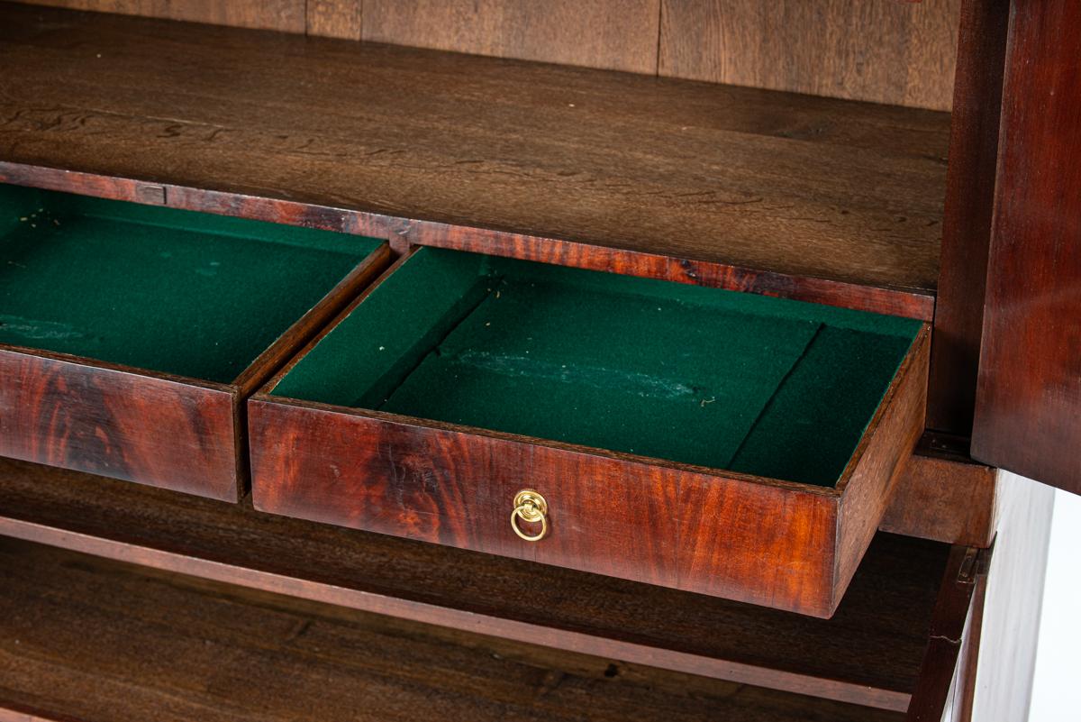 antiguo armario inglés del siglo XIX Biedermeijer de caoba flameada sobre roble de 4 puertas en venta 10