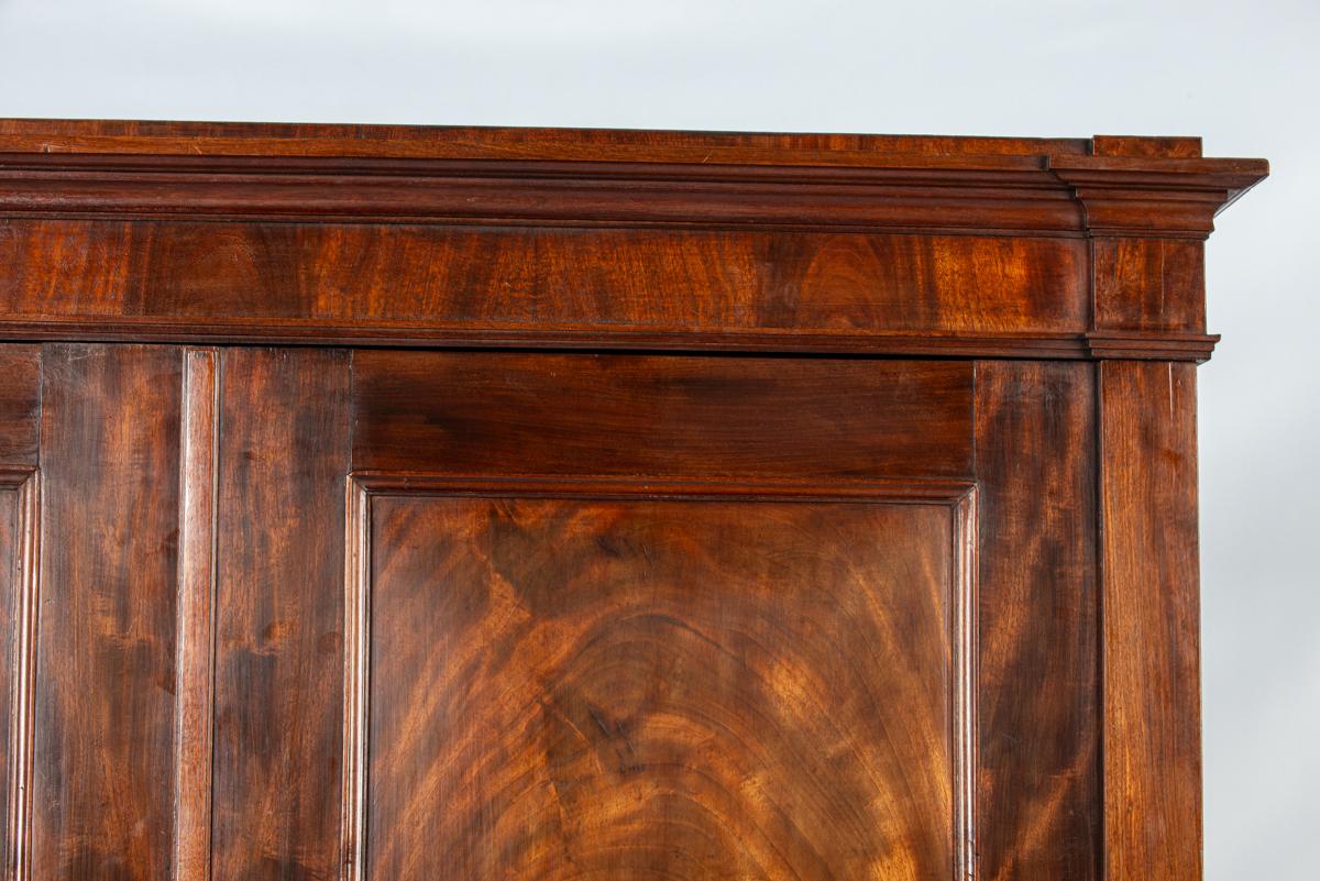 antiguo armario inglés del siglo XIX Biedermeijer de caoba flameada sobre roble de 4 puertas en venta 12