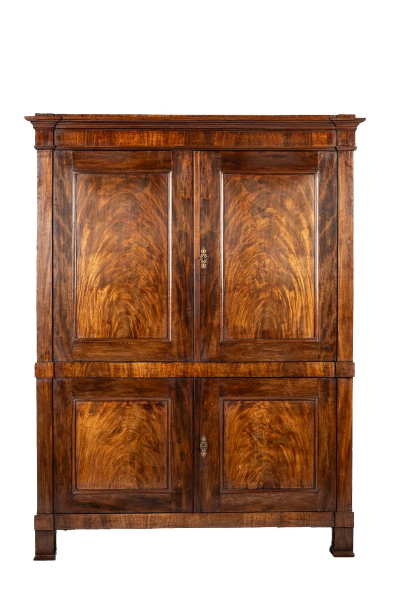Este magnífico armario inglés antiguo es un ejemplo sorprendente del estilo Biedermeier, un movimiento de diseño que floreció entre 1815 y 1848. Conocido por su sencillez, elegancia y atención a la artesanía, el estilo Biedermeier pretendía resaltar