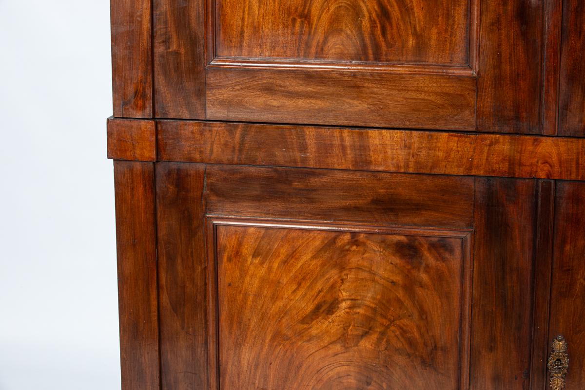 antiguo armario inglés del siglo XIX Biedermeijer de caoba flameada sobre roble de 4 puertas en venta 13