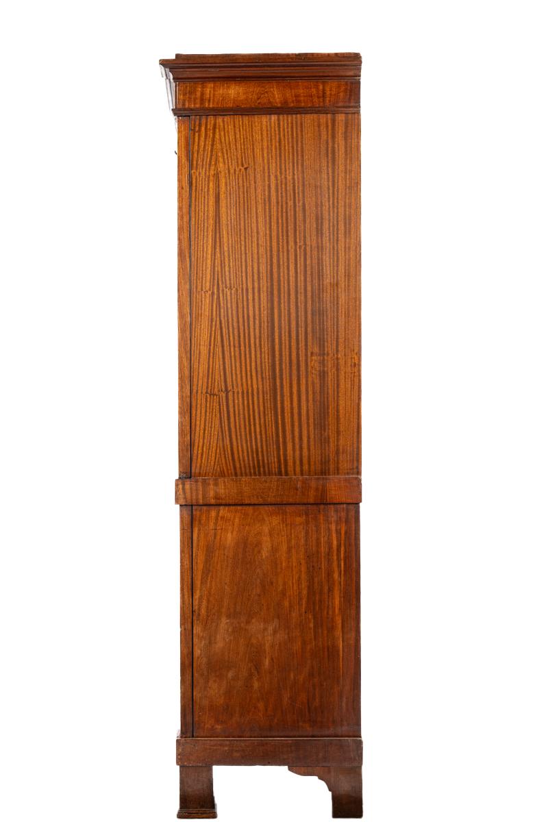 antiguo armario inglés del siglo XIX Biedermeijer de caoba flameada sobre roble de 4 puertas Lacado en venta