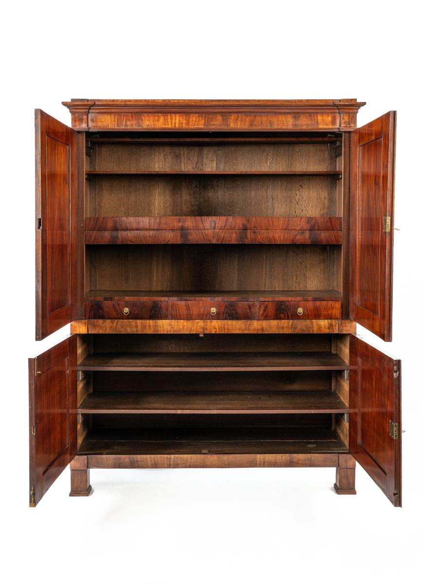 antiguo armario inglés del siglo XIX Biedermeijer de caoba flameada sobre roble de 4 puertas en Bueno estado para la venta en Casteren, NL