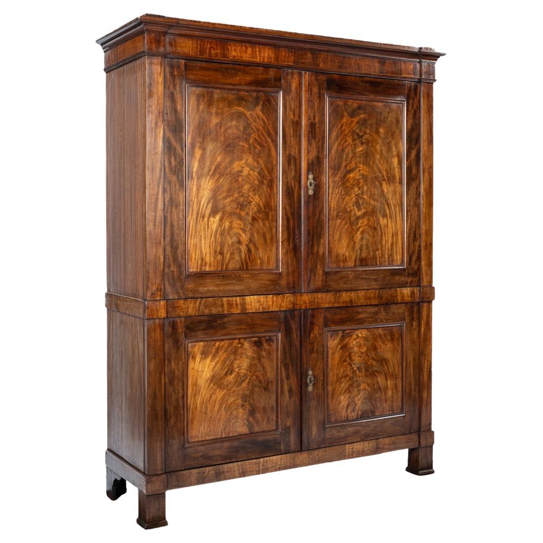 antiguo armario inglés del siglo XIX Biedermeijer de caoba flameada sobre roble de 4 puertas en venta