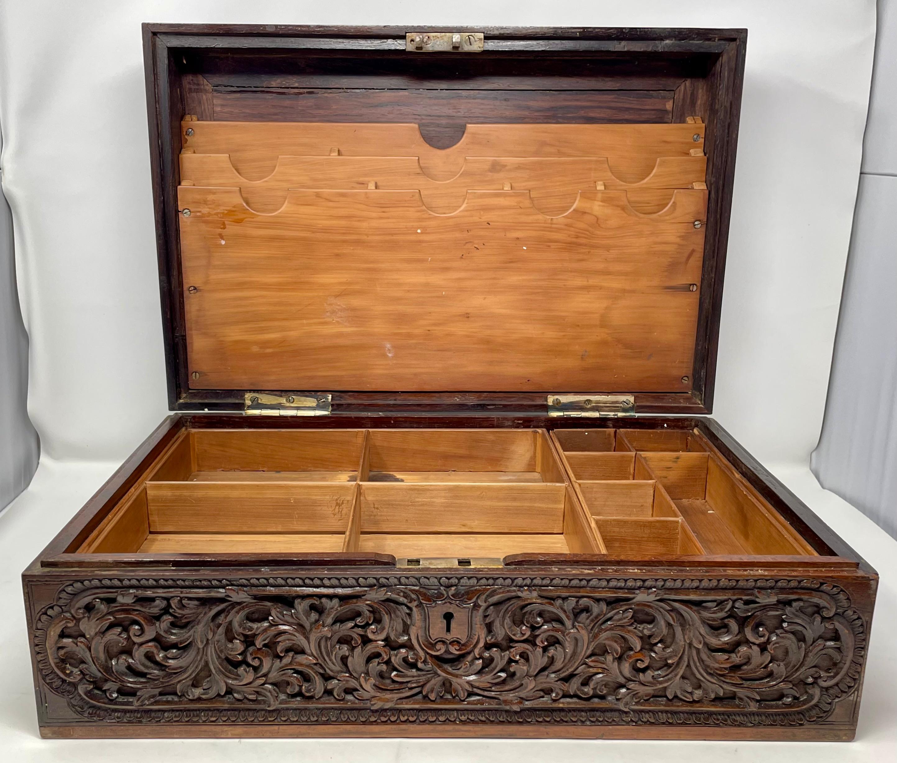 Boîte aux lettres en teck anglais victorien du XIXe siècle, finement sculptée, circa 1880-1890.