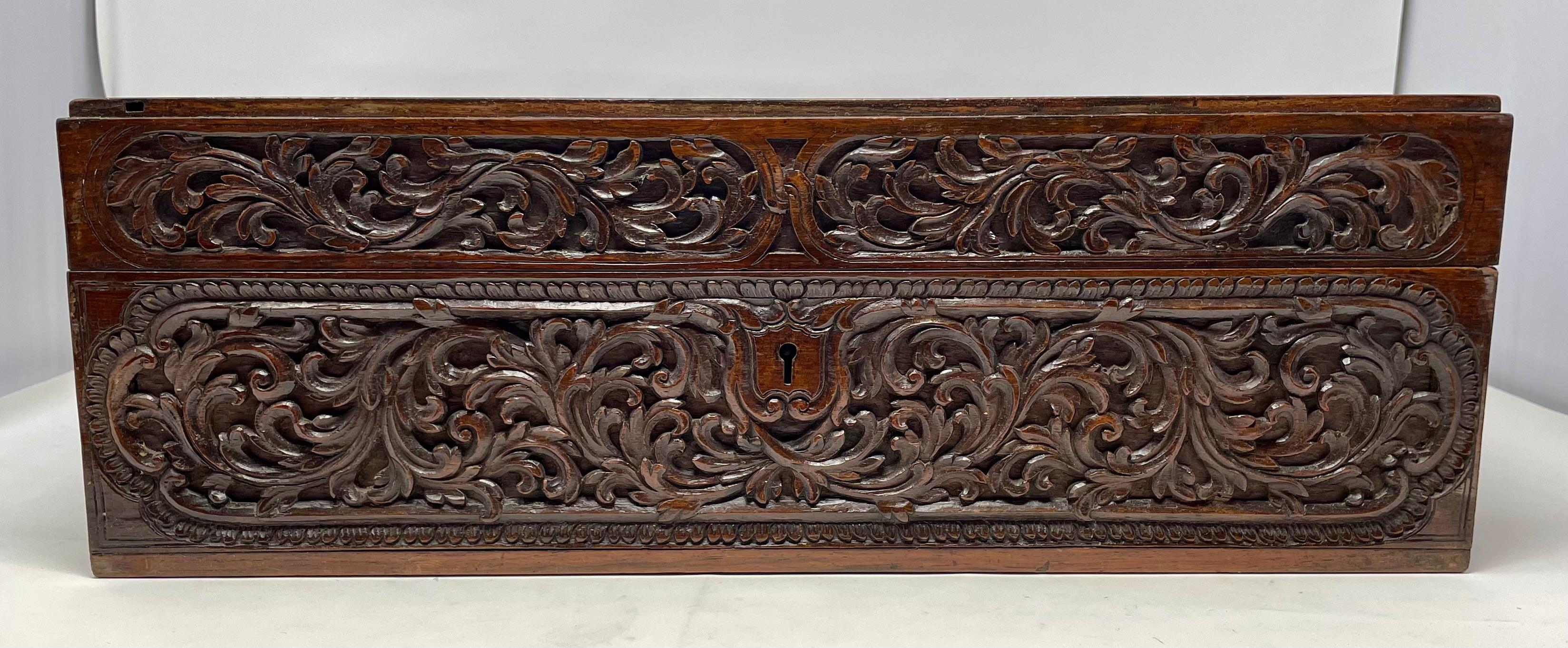 Victorien Ancienne boîte aux lettres anglaise du 19e siècle en teck sculpté, vers 1880-1890. en vente