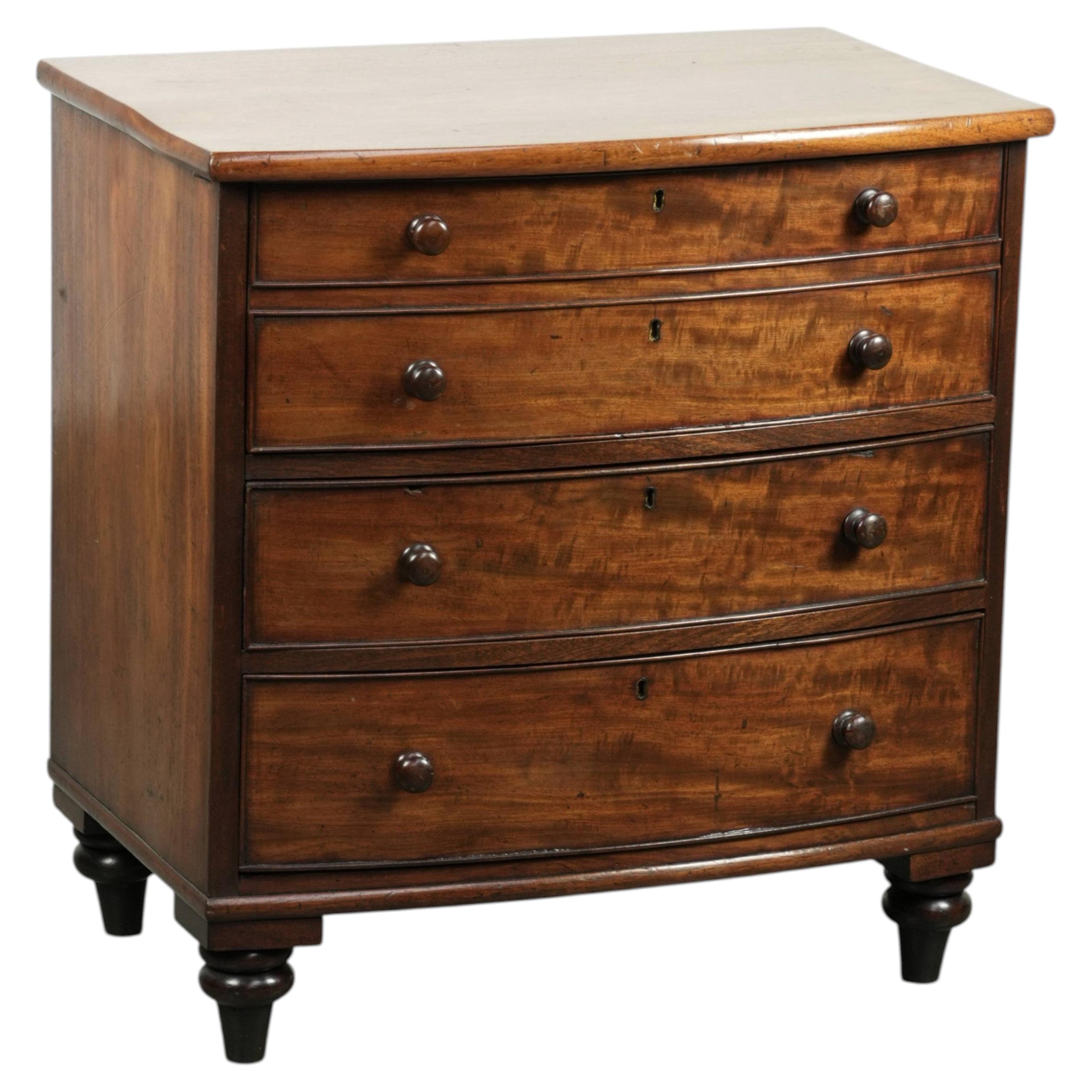 Antique 19th-century English chest of drawers in a unique subtle size For Sale