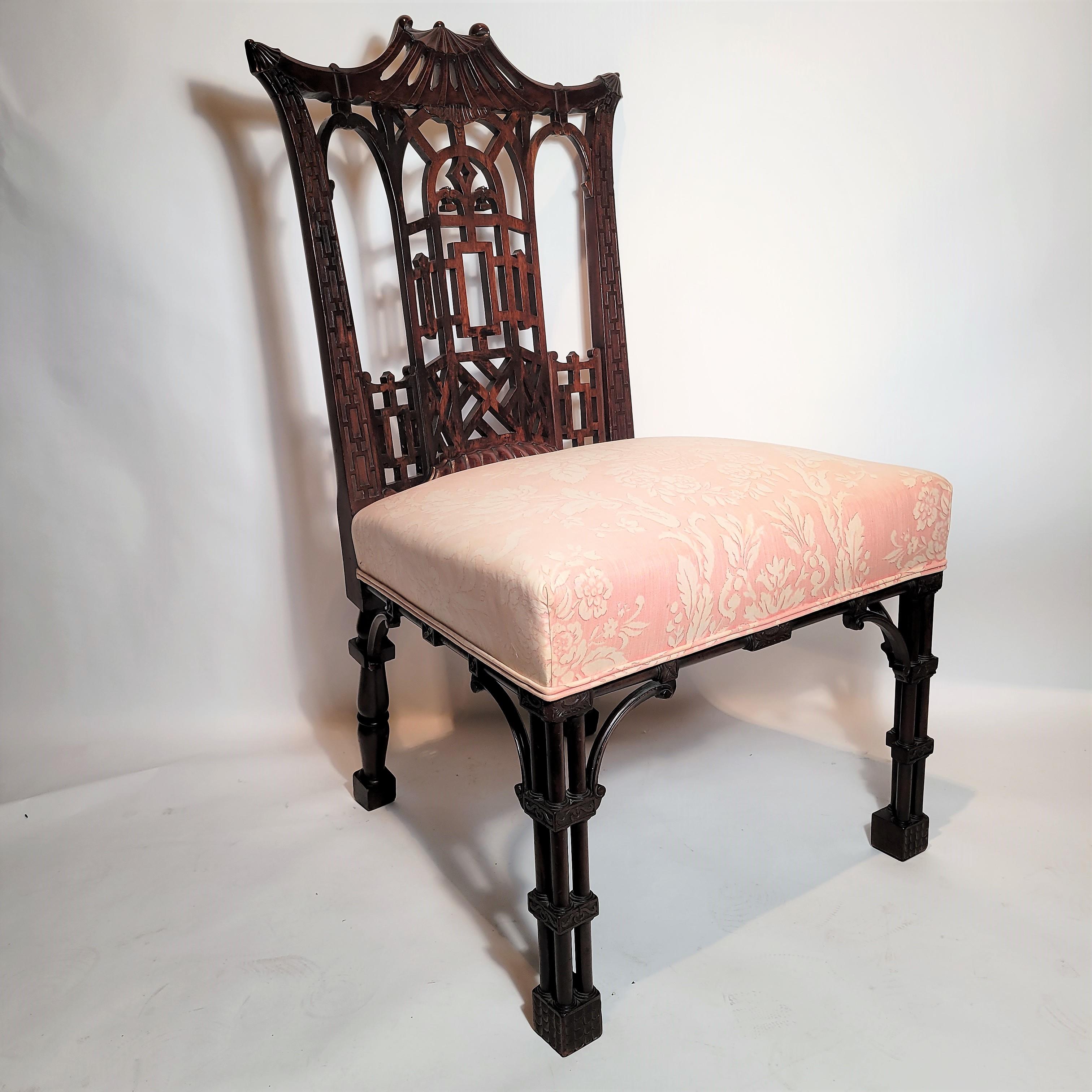 Chaise d'appoint Chippendale anglaise du XIXe siècle, vers 1850-1870.
Cette chaise est d'une superbe qualité, et correspond à EAC401, qui est un fauteuil.